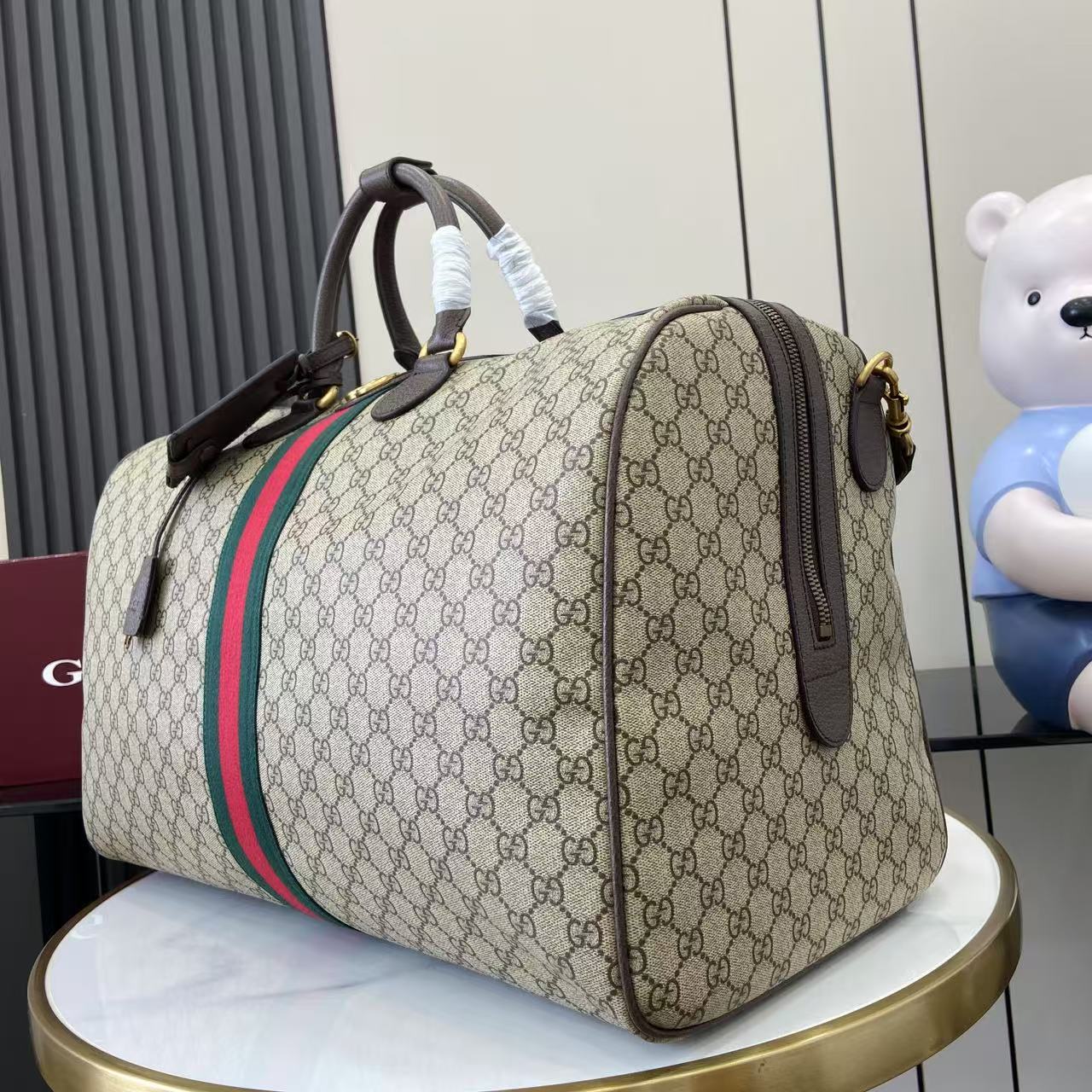 p850。《配全套原厂礼品袋包装》【新品】Gucci Savoy系列匠心融蕴米色和深棕色两大配色,搭配经典廓形,甄选触感柔软的织物打造。这款旅行包以GG字母交织图案涂层织物打造,匠心缀饰双G标识和织带细节。
米色和深棕色GG字母交织图案涂层织物
深棕色皮革滚边
金色调配件
绿色亚麻棉混纺衬里
双G
织带细节
容量:30升
内部:一个拉链袋
外部:一个可拆卸行李员身份标牌、一个锁、一个钥匙扣
提手(11厘米高)
可拆卸可调节皮革肩带(长度可在91厘米至145厘米之间调节)
拉链开合
型号:834458。
尺寸:52厘米(宽)x 33厘米(高)x 28厘米(深)
重量:约3千克
颜色:啡棕/pvc。
意大利创作