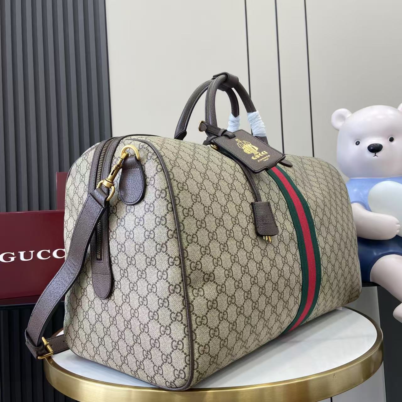 p850。《配全套原厂礼品袋包装》【新品】Gucci Savoy系列匠心融蕴米色和深棕色两大配色,搭配经典廓形,甄选触感柔软的织物打造。这款旅行包以GG字母交织图案涂层织物打造,匠心缀饰双G标识和织带细节。
米色和深棕色GG字母交织图案涂层织物
深棕色皮革滚边
金色调配件
绿色亚麻棉混纺衬里
双G
织带细节
容量:30升
内部:一个拉链袋
外部:一个可拆卸行李员身份标牌、一个锁、一个钥匙扣
提手(11厘米高)
可拆卸可调节皮革肩带(长度可在91厘米至145厘米之间调节)
拉链开合
型号:834458。
尺寸:52厘米(宽)x 33厘米(高)x 28厘米(深)
重量:约3千克
颜色:啡棕/pvc。
意大利创作
