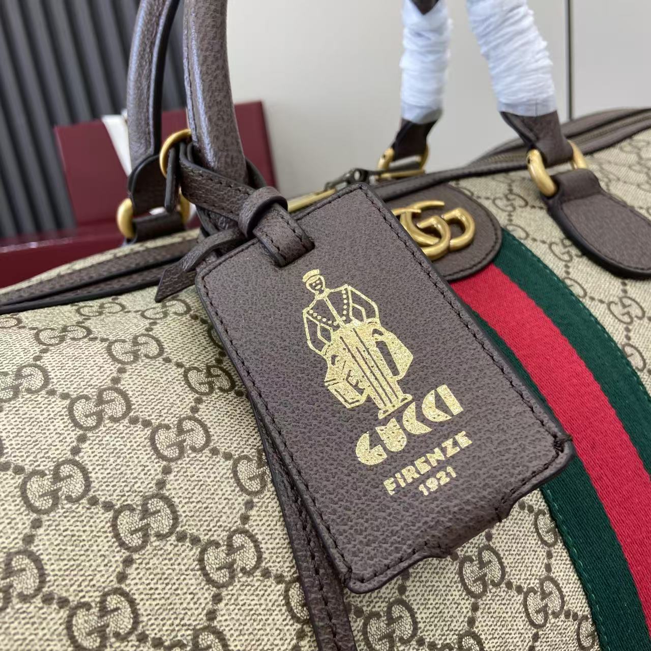 p850。《配全套原厂礼品袋包装》【新品】Gucci Savoy系列匠心融蕴米色和深棕色两大配色,搭配经典廓形,甄选触感柔软的织物打造。这款旅行包以GG字母交织图案涂层织物打造,匠心缀饰双G标识和织带细节。
米色和深棕色GG字母交织图案涂层织物
深棕色皮革滚边
金色调配件
绿色亚麻棉混纺衬里
双G
织带细节
容量:30升
内部:一个拉链袋
外部:一个可拆卸行李员身份标牌、一个锁、一个钥匙扣
提手(11厘米高)
可拆卸可调节皮革肩带(长度可在91厘米至145厘米之间调节)
拉链开合
型号:834458。
尺寸:52厘米(宽)x 33厘米(高)x 28厘米(深)
重量:约3千克
颜色:啡棕/pvc。
意大利创作