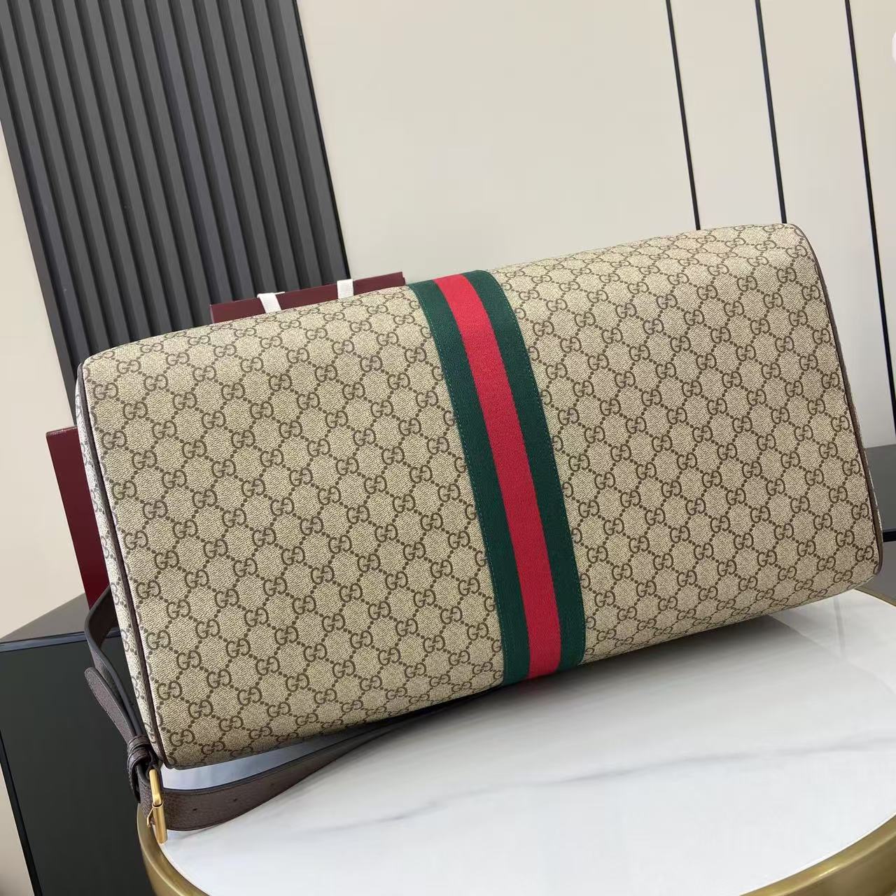 p850。《配全套原厂礼品袋包装》【新品】Gucci Savoy系列匠心融蕴米色和深棕色两大配色,搭配经典廓形,甄选触感柔软的织物打造。这款旅行包以GG字母交织图案涂层织物打造,匠心缀饰双G标识和织带细节。
米色和深棕色GG字母交织图案涂层织物
深棕色皮革滚边
金色调配件
绿色亚麻棉混纺衬里
双G
织带细节
容量:30升
内部:一个拉链袋
外部:一个可拆卸行李员身份标牌、一个锁、一个钥匙扣
提手(11厘米高)
可拆卸可调节皮革肩带(长度可在91厘米至145厘米之间调节)
拉链开合
型号:834458。
尺寸:52厘米(宽)x 33厘米(高)x 28厘米(深)
重量:约3千克
颜色:啡棕/pvc。
意大利创作