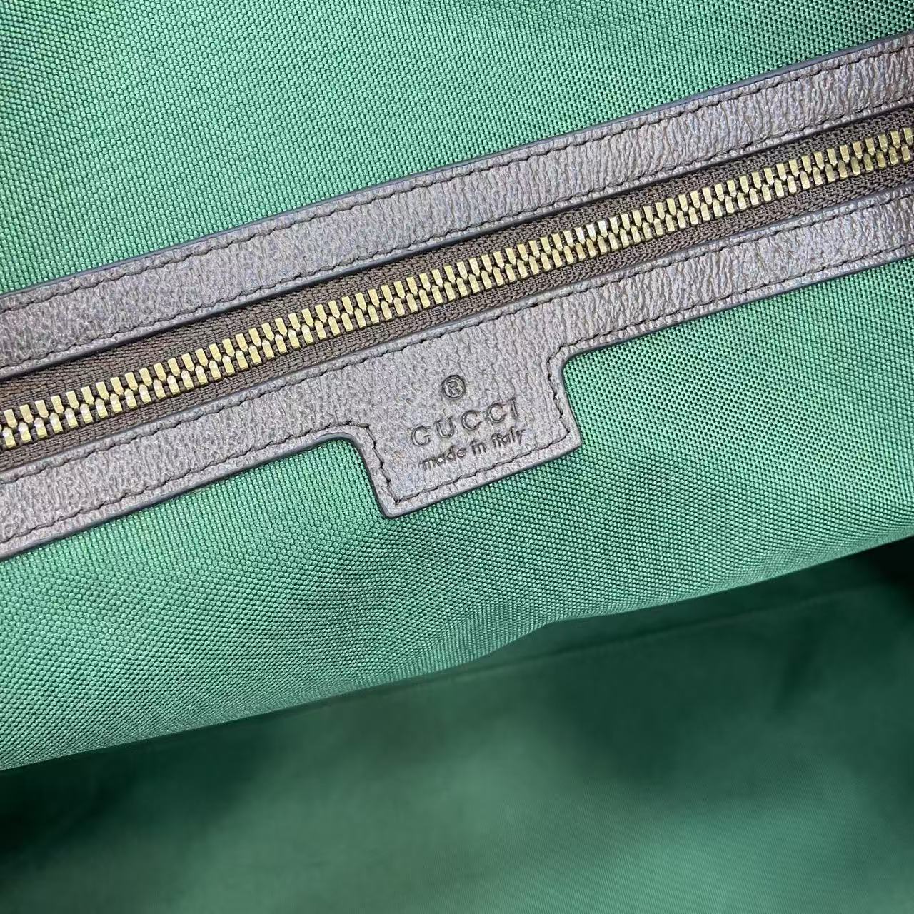 p790。《配全套原厂礼品袋包装》【新品】Gucci Savoy系列匠心融蕴米色和深棕色两大配色,搭配经典廓形,甄选触感柔软的织物打造。这款旅行包以GG字母交织图案涂层织物打造,匠心缀饰双G标识和织带细节。
米色和深棕色GG字母交织图案涂层织物
深棕色皮革滚边
金色调配件
绿色亚麻棉混纺衬里
双G
织带细节
容量:28升
内部:一个拉链袋
外部:一个可拆卸行李员身份标牌、一个锁、一个钥匙扣
提手高度:12厘米
可拆卸可调节皮革肩带(长度可在119厘米至134厘米之间调节)
拉链开合
型号:834460。
尺寸:44厘米(宽)x 29厘米(高)x 25厘米(深)
重量:约2.3千克
颜色:啡棕/pvc。
意大利创作