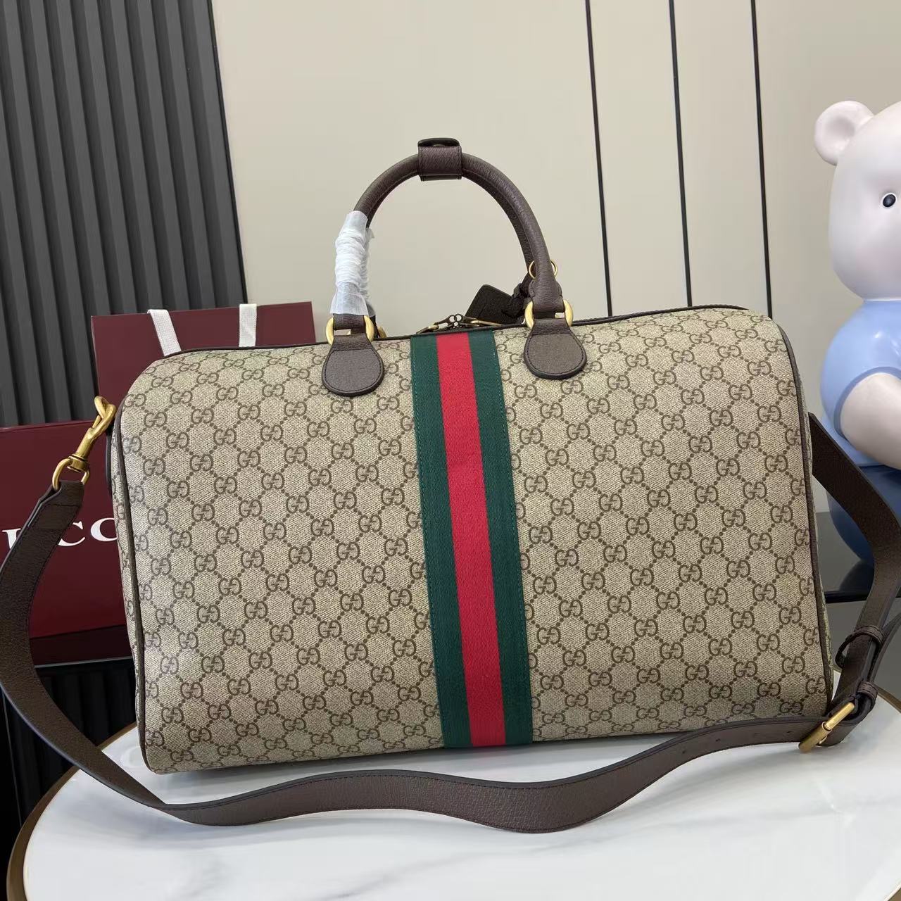 p790。《配全套原厂礼品袋包装》【新品】Gucci Savoy系列匠心融蕴米色和深棕色两大配色,搭配经典廓形,甄选触感柔软的织物打造。这款旅行包以GG字母交织图案涂层织物打造,匠心缀饰双G标识和织带细节。
米色和深棕色GG字母交织图案涂层织物
深棕色皮革滚边
金色调配件
绿色亚麻棉混纺衬里
双G
织带细节
容量:28升
内部:一个拉链袋
外部:一个可拆卸行李员身份标牌、一个锁、一个钥匙扣
提手高度:12厘米
可拆卸可调节皮革肩带(长度可在119厘米至134厘米之间调节)
拉链开合
型号:834460。
尺寸:44厘米(宽)x 29厘米(高)x 25厘米(深)
重量:约2.3千克
颜色:啡棕/pvc。
意大利创作