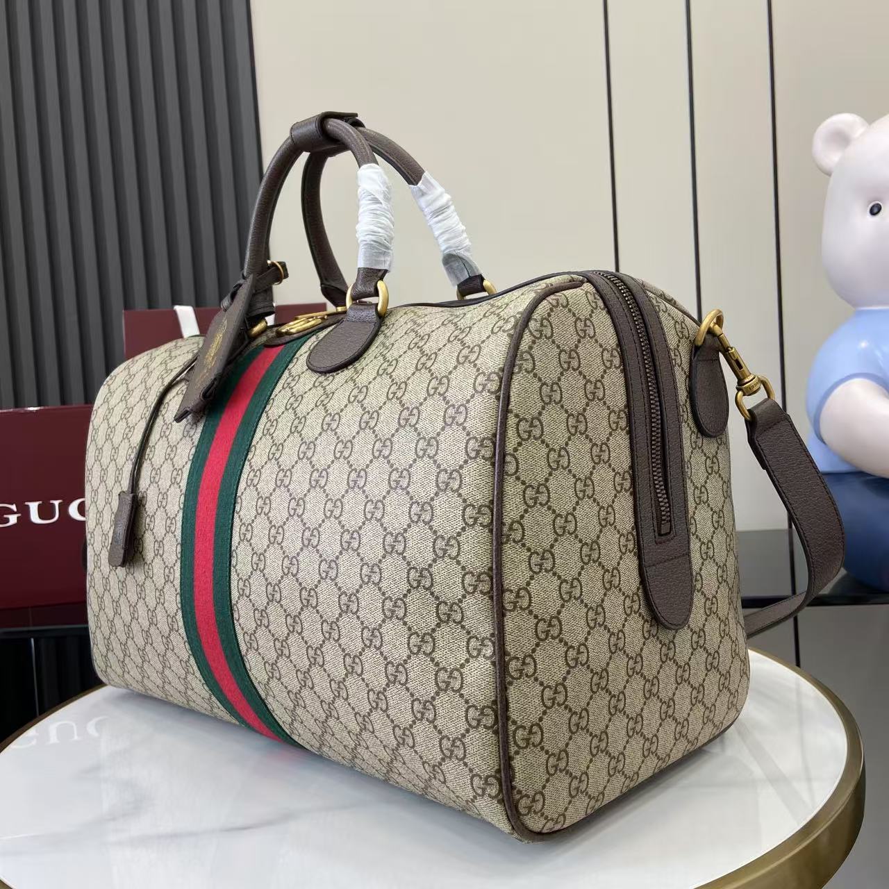 p790。《配全套原厂礼品袋包装》【新品】Gucci Savoy系列匠心融蕴米色和深棕色两大配色,搭配经典廓形,甄选触感柔软的织物打造。这款旅行包以GG字母交织图案涂层织物打造,匠心缀饰双G标识和织带细节。
米色和深棕色GG字母交织图案涂层织物
深棕色皮革滚边
金色调配件
绿色亚麻棉混纺衬里
双G
织带细节
容量:28升
内部:一个拉链袋
外部:一个可拆卸行李员身份标牌、一个锁、一个钥匙扣
提手高度:12厘米
可拆卸可调节皮革肩带(长度可在119厘米至134厘米之间调节)
拉链开合
型号:834460。
尺寸:44厘米(宽)x 29厘米(高)x 25厘米(深)
重量:约2.3千克
颜色:啡棕/pvc。
意大利创作