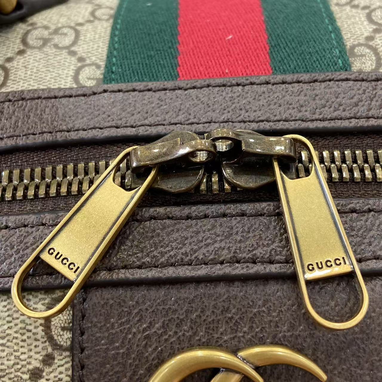 p790。《配全套原厂礼品袋包装》【新品】Gucci Savoy系列匠心融蕴米色和深棕色两大配色,搭配经典廓形,甄选触感柔软的织物打造。这款旅行包以GG字母交织图案涂层织物打造,匠心缀饰双G标识和织带细节。
米色和深棕色GG字母交织图案涂层织物
深棕色皮革滚边
金色调配件
绿色亚麻棉混纺衬里
双G
织带细节
容量:28升
内部:一个拉链袋
外部:一个可拆卸行李员身份标牌、一个锁、一个钥匙扣
提手高度:12厘米
可拆卸可调节皮革肩带(长度可在119厘米至134厘米之间调节)
拉链开合
型号:834460。
尺寸:44厘米(宽)x 29厘米(高)x 25厘米(深)
重量:约2.3千克
颜色:啡棕/pvc。
意大利创作