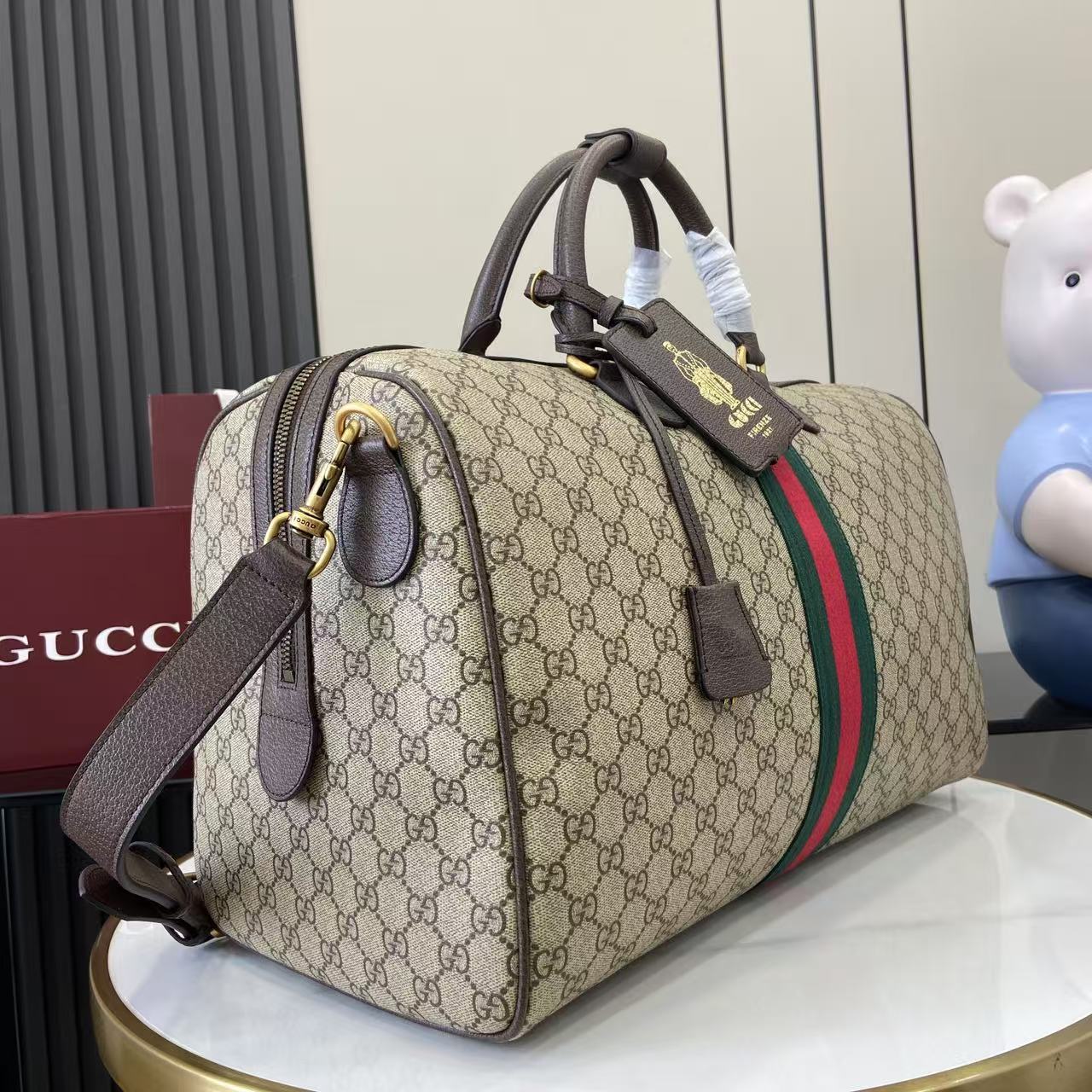 p790。《配全套原厂礼品袋包装》【新品】Gucci Savoy系列匠心融蕴米色和深棕色两大配色,搭配经典廓形,甄选触感柔软的织物打造。这款旅行包以GG字母交织图案涂层织物打造,匠心缀饰双G标识和织带细节。
米色和深棕色GG字母交织图案涂层织物
深棕色皮革滚边
金色调配件
绿色亚麻棉混纺衬里
双G
织带细节
容量:28升
内部:一个拉链袋
外部:一个可拆卸行李员身份标牌、一个锁、一个钥匙扣
提手高度:12厘米
可拆卸可调节皮革肩带(长度可在119厘米至134厘米之间调节)
拉链开合
型号:834460。
尺寸:44厘米(宽)x 29厘米(高)x 25厘米(深)
重量:约2.3千克
颜色:啡棕/pvc。
意大利创作