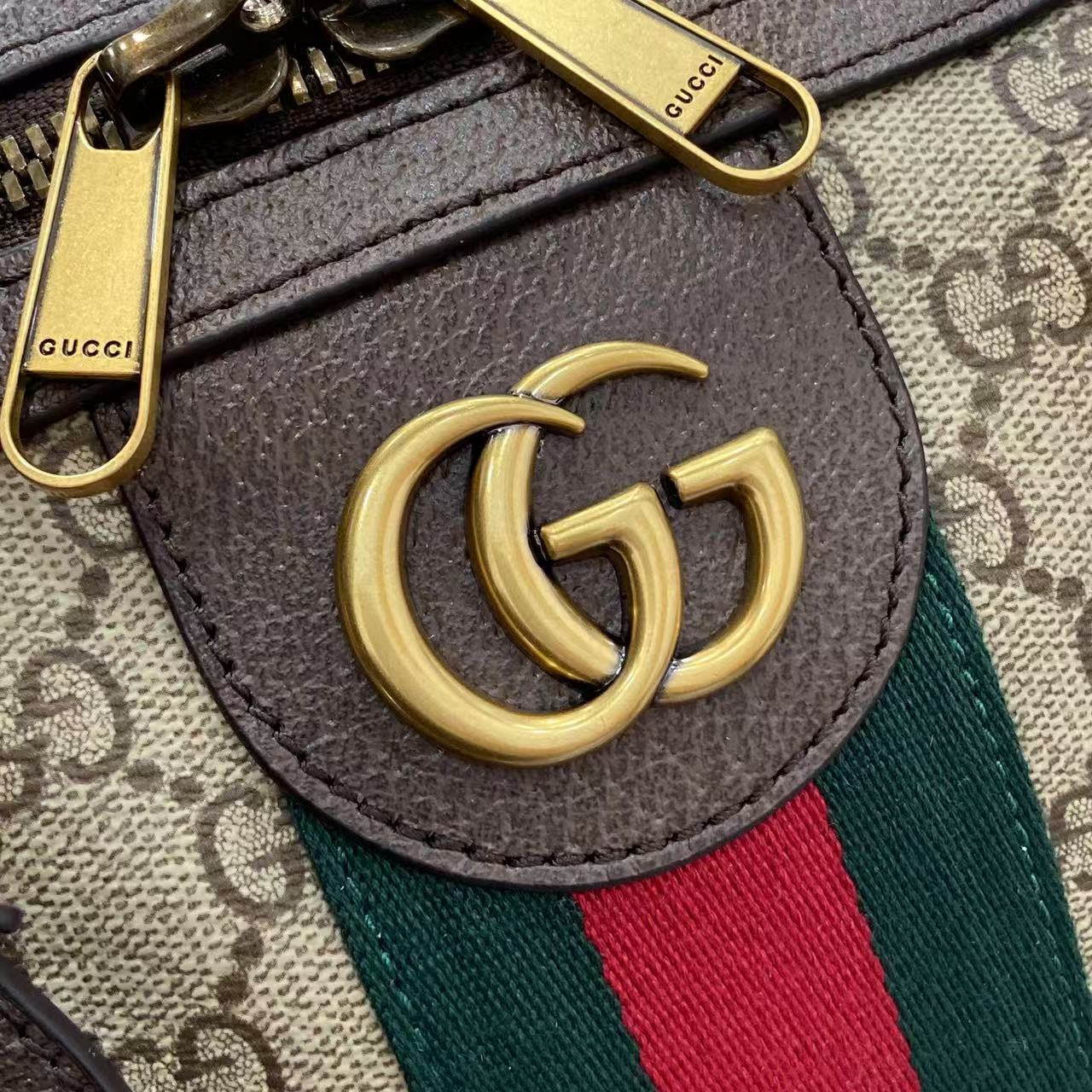 p790。《配全套原厂礼品袋包装》【新品】Gucci Savoy系列匠心融蕴米色和深棕色两大配色,搭配经典廓形,甄选触感柔软的织物打造。这款旅行包以GG字母交织图案涂层织物打造,匠心缀饰双G标识和织带细节。
米色和深棕色GG字母交织图案涂层织物
深棕色皮革滚边
金色调配件
绿色亚麻棉混纺衬里
双G
织带细节
容量:28升
内部:一个拉链袋
外部:一个可拆卸行李员身份标牌、一个锁、一个钥匙扣
提手高度:12厘米
可拆卸可调节皮革肩带(长度可在119厘米至134厘米之间调节)
拉链开合
型号:834460。
尺寸:44厘米(宽)x 29厘米(高)x 25厘米(深)
重量:约2.3千克
颜色:啡棕/pvc。
意大利创作