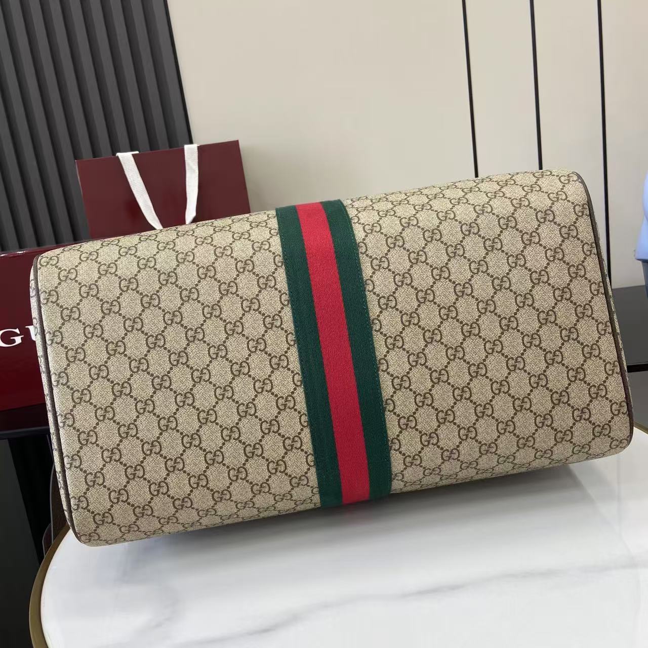 p790。《配全套原厂礼品袋包装》【新品】Gucci Savoy系列匠心融蕴米色和深棕色两大配色,搭配经典廓形,甄选触感柔软的织物打造。这款旅行包以GG字母交织图案涂层织物打造,匠心缀饰双G标识和织带细节。
米色和深棕色GG字母交织图案涂层织物
深棕色皮革滚边
金色调配件
绿色亚麻棉混纺衬里
双G
织带细节
容量:28升
内部:一个拉链袋
外部:一个可拆卸行李员身份标牌、一个锁、一个钥匙扣
提手高度:12厘米
可拆卸可调节皮革肩带(长度可在119厘米至134厘米之间调节)
拉链开合
型号:834460。
尺寸:44厘米(宽)x 29厘米(高)x 25厘米(深)
重量:约2.3千克
颜色:啡棕/pvc。
意大利创作