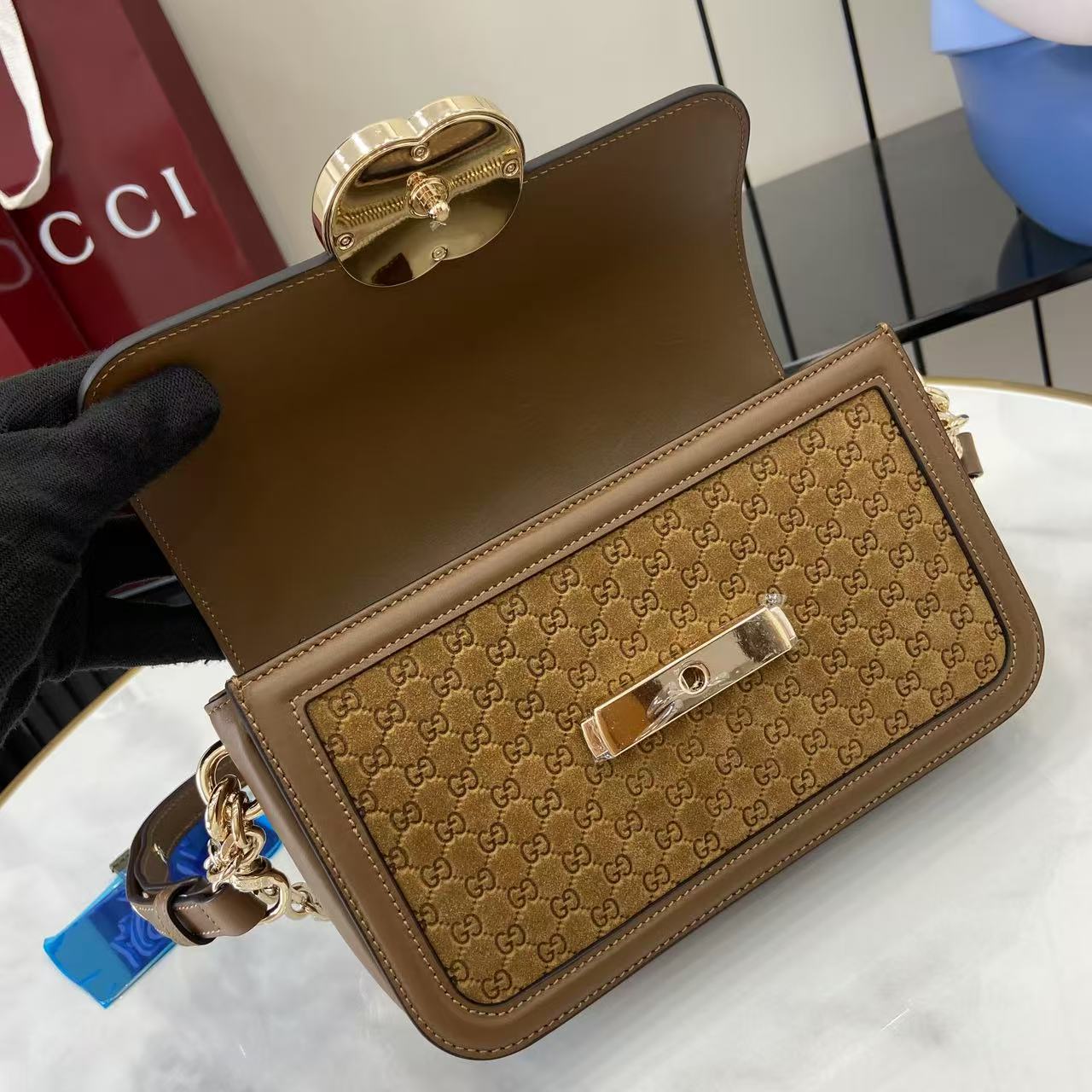 p780。《配全套原厂专柜包装》【新品】Gucci Go系列专为运动而生。这款肩背包以精致而轻盈的GG Monogram绒面匠心打造,配以雅致的链带,为2025春夏系列再添亮眼力作。其包内格局也非常实用,后侧设有一个可拆卸镜子。
棕色GG Monogram绒面材质
棕色皮革滚边
浅金色调配件
米色棉麻混纺衬里
内部:三个主隔层、一个拉链袋
外部:后侧设可拆卸镜子
链带(21厘米高);可拆卸可调节肩带(27厘米高);长度可在64厘米与103厘米之间调节
弹簧夹扣
型号:826761。
尺寸:21.5厘米(宽)x 14厘米(高)x 9厘米(深)
重量:约0.8千克
颜色:棕色绒面料/原厂皮。
意大利创作