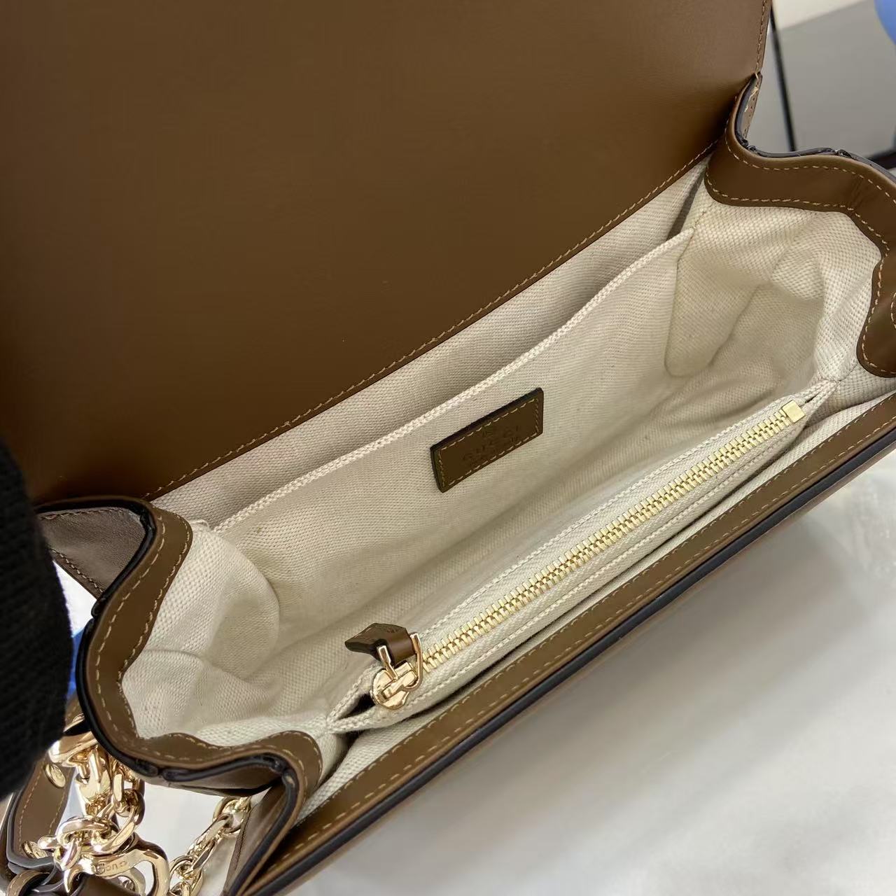 p780。《配全套原厂专柜包装》【新品】Gucci Go系列专为运动而生。这款肩背包以精致而轻盈的GG Monogram绒面匠心打造,配以雅致的链带,为2025春夏系列再添亮眼力作。其包内格局也非常实用,后侧设有一个可拆卸镜子。
棕色GG Monogram绒面材质
棕色皮革滚边
浅金色调配件
米色棉麻混纺衬里
内部:三个主隔层、一个拉链袋
外部:后侧设可拆卸镜子
链带(21厘米高);可拆卸可调节肩带(27厘米高);长度可在64厘米与103厘米之间调节
弹簧夹扣
型号:826761。
尺寸:21.5厘米(宽)x 14厘米(高)x 9厘米(深)
重量:约0.8千克
颜色:棕色绒面料/原厂皮。
意大利创作
