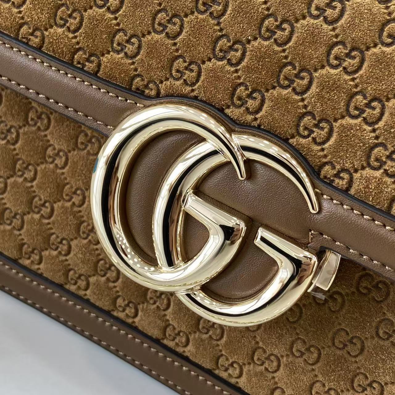 p780。《配全套原厂专柜包装》【新品】Gucci Go系列专为运动而生。这款肩背包以精致而轻盈的GG Monogram绒面匠心打造,配以雅致的链带,为2025春夏系列再添亮眼力作。其包内格局也非常实用,后侧设有一个可拆卸镜子。
棕色GG Monogram绒面材质
棕色皮革滚边
浅金色调配件
米色棉麻混纺衬里
内部:三个主隔层、一个拉链袋
外部:后侧设可拆卸镜子
链带(21厘米高);可拆卸可调节肩带(27厘米高);长度可在64厘米与103厘米之间调节
弹簧夹扣
型号:826761。
尺寸:21.5厘米(宽)x 14厘米(高)x 9厘米(深)
重量:约0.8千克
颜色:棕色绒面料/原厂皮。
意大利创作