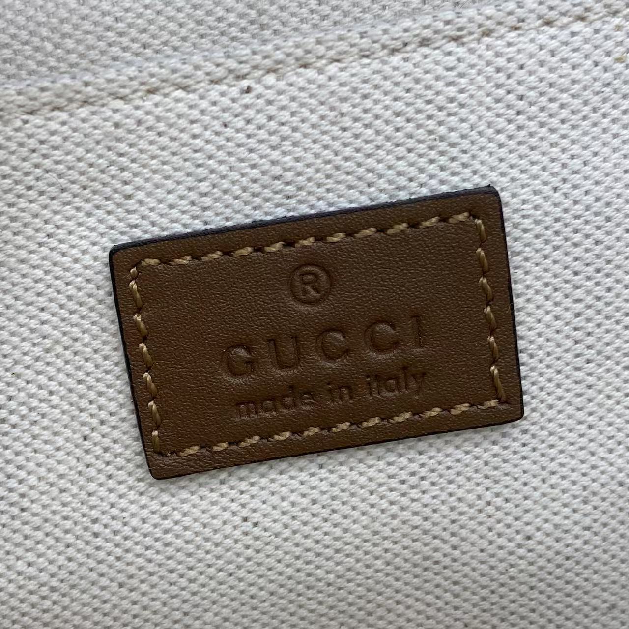 p780。《配全套原厂专柜包装》【新品】Gucci Go系列专为运动而生。这款肩背包以精致而轻盈的GG Monogram绒面匠心打造,配以雅致的链带,为2025春夏系列再添亮眼力作。其包内格局也非常实用,后侧设有一个可拆卸镜子。
棕色GG Monogram绒面材质
棕色皮革滚边
浅金色调配件
米色棉麻混纺衬里
内部:三个主隔层、一个拉链袋
外部:后侧设可拆卸镜子
链带(21厘米高);可拆卸可调节肩带(27厘米高);长度可在64厘米与103厘米之间调节
弹簧夹扣
型号:826761。
尺寸:21.5厘米(宽)x 14厘米(高)x 9厘米(深)
重量:约0.8千克
颜色:棕色绒面料/原厂皮。
意大利创作