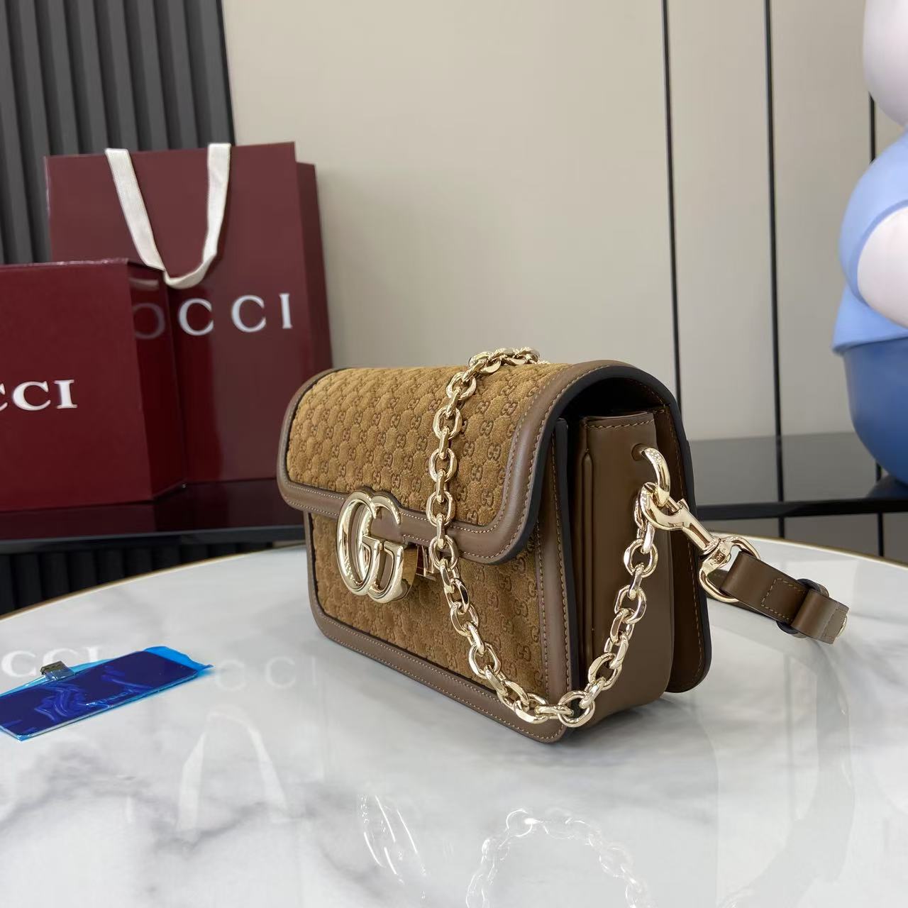 p780。《配全套原厂专柜包装》【新品】Gucci Go系列专为运动而生。这款肩背包以精致而轻盈的GG Monogram绒面匠心打造,配以雅致的链带,为2025春夏系列再添亮眼力作。其包内格局也非常实用,后侧设有一个可拆卸镜子。
棕色GG Monogram绒面材质
棕色皮革滚边
浅金色调配件
米色棉麻混纺衬里
内部:三个主隔层、一个拉链袋
外部:后侧设可拆卸镜子
链带(21厘米高);可拆卸可调节肩带(27厘米高);长度可在64厘米与103厘米之间调节
弹簧夹扣
型号:826761。
尺寸:21.5厘米(宽)x 14厘米(高)x 9厘米(深)
重量:约0.8千克
颜色:棕色绒面料/原厂皮。
意大利创作