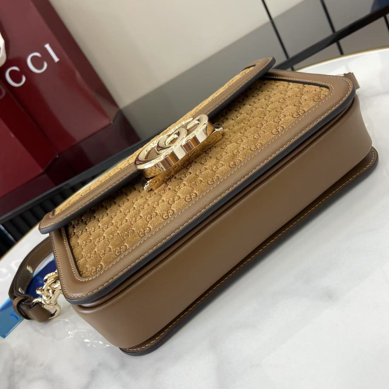 p780。《配全套原厂专柜包装》【新品】Gucci Go系列专为运动而生。这款肩背包以精致而轻盈的GG Monogram绒面匠心打造,配以雅致的链带,为2025春夏系列再添亮眼力作。其包内格局也非常实用,后侧设有一个可拆卸镜子。
棕色GG Monogram绒面材质
棕色皮革滚边
浅金色调配件
米色棉麻混纺衬里
内部:三个主隔层、一个拉链袋
外部:后侧设可拆卸镜子
链带(21厘米高);可拆卸可调节肩带(27厘米高);长度可在64厘米与103厘米之间调节
弹簧夹扣
型号:826761。
尺寸:21.5厘米(宽)x 14厘米(高)x 9厘米(深)
重量:约0.8千克
颜色:棕色绒面料/原厂皮。
意大利创作