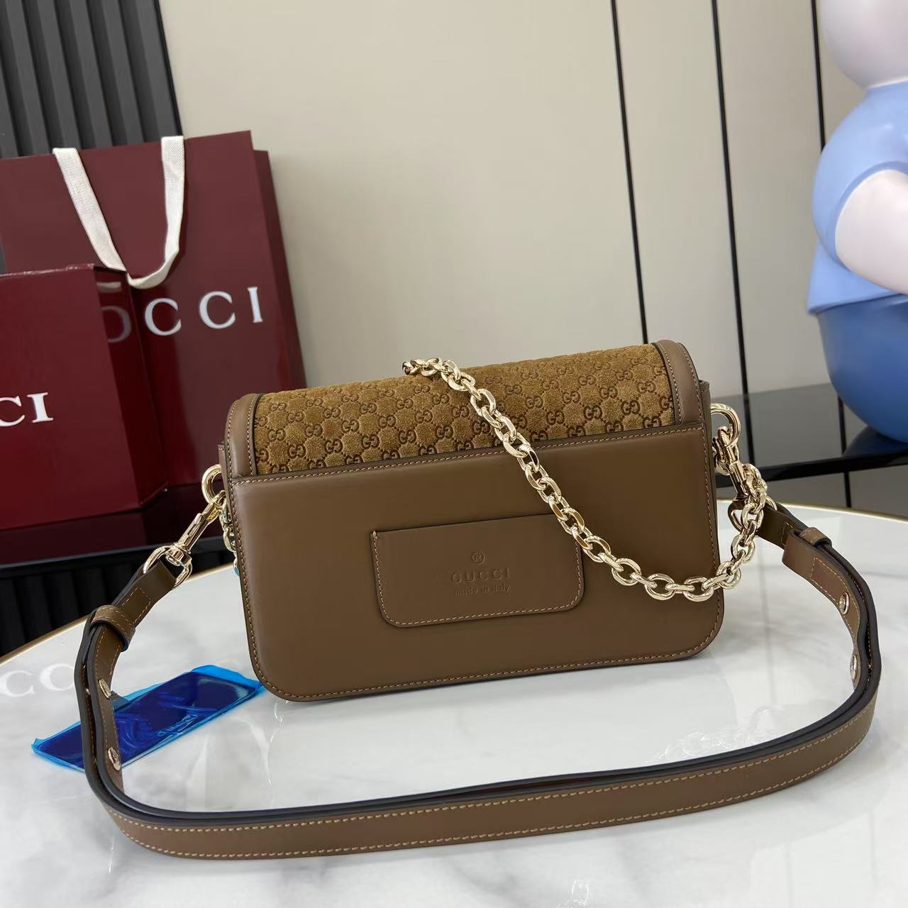 p780。《配全套原厂专柜包装》【新品】Gucci Go系列专为运动而生。这款肩背包以精致而轻盈的GG Monogram绒面匠心打造,配以雅致的链带,为2025春夏系列再添亮眼力作。其包内格局也非常实用,后侧设有一个可拆卸镜子。
棕色GG Monogram绒面材质
棕色皮革滚边
浅金色调配件
米色棉麻混纺衬里
内部:三个主隔层、一个拉链袋
外部:后侧设可拆卸镜子
链带(21厘米高);可拆卸可调节肩带(27厘米高);长度可在64厘米与103厘米之间调节
弹簧夹扣
型号:826761。
尺寸:21.5厘米(宽)x 14厘米(高)x 9厘米(深)
重量:约0.8千克
颜色:棕色绒面料/原厂皮。
意大利创作