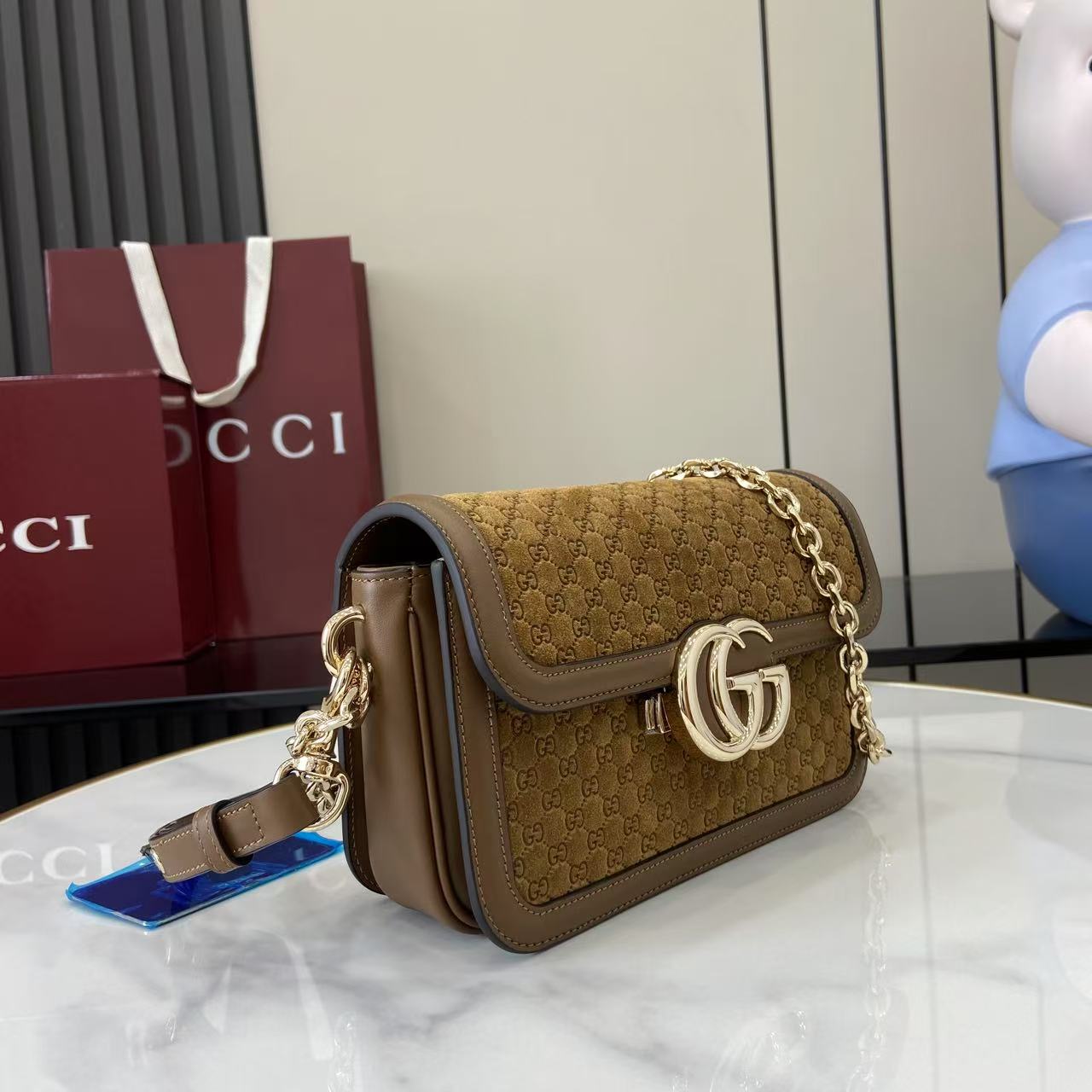p780。《配全套原厂专柜包装》【新品】Gucci Go系列专为运动而生。这款肩背包以精致而轻盈的GG Monogram绒面匠心打造,配以雅致的链带,为2025春夏系列再添亮眼力作。其包内格局也非常实用,后侧设有一个可拆卸镜子。
棕色GG Monogram绒面材质
棕色皮革滚边
浅金色调配件
米色棉麻混纺衬里
内部:三个主隔层、一个拉链袋
外部:后侧设可拆卸镜子
链带(21厘米高);可拆卸可调节肩带(27厘米高);长度可在64厘米与103厘米之间调节
弹簧夹扣
型号:826761。
尺寸:21.5厘米(宽)x 14厘米(高)x 9厘米(深)
重量:约0.8千克
颜色:棕色绒面料/原厂皮。
意大利创作
