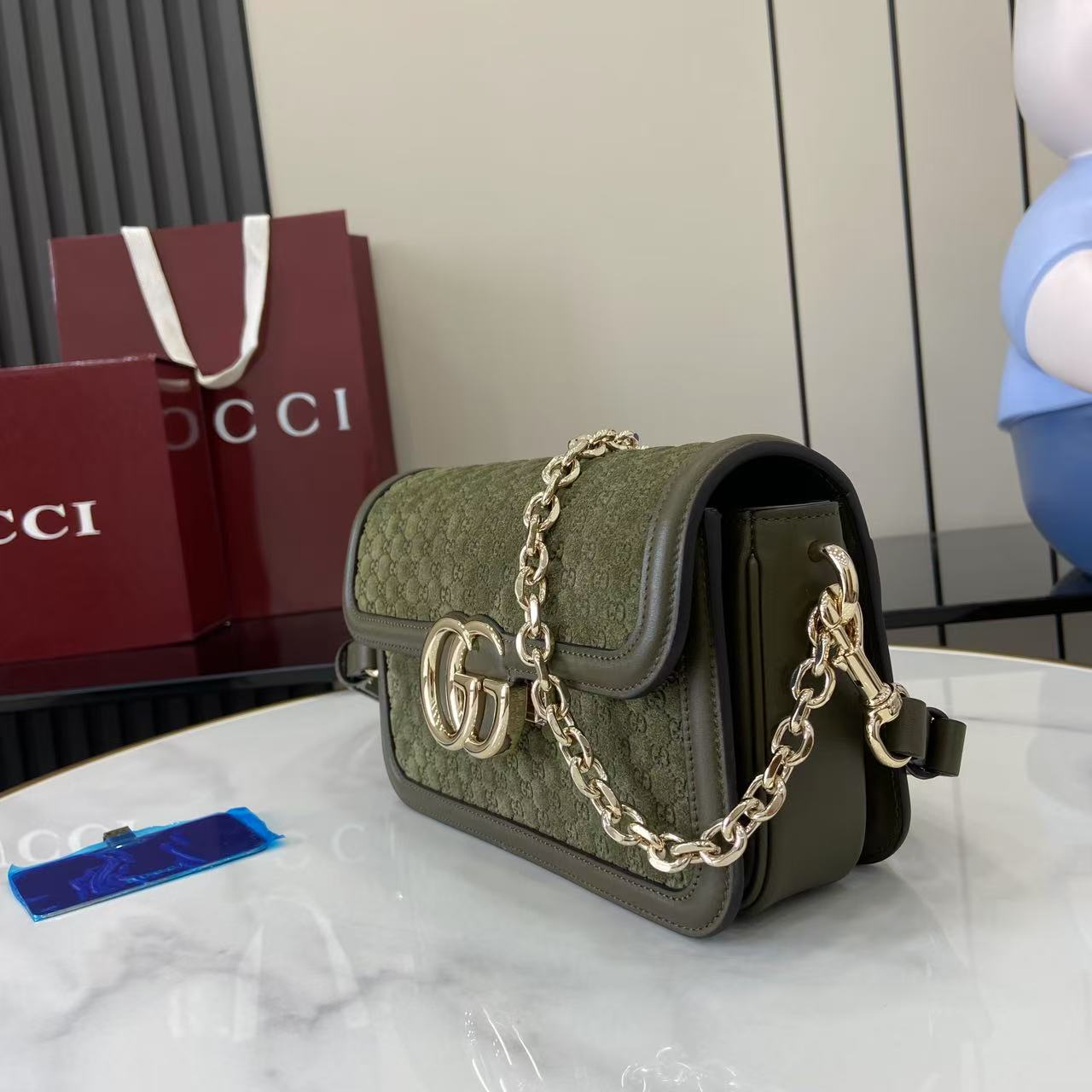 p780。《配全套原厂专柜包装》【新品】Gucci Go系列专为运动而生。这款肩背包以精致而轻盈的GG Monogram绒面匠心打造,配以雅致的链带,为2025春夏系列再添亮眼力作。其包内格局也非常实用,后侧设有一个可拆卸镜子。
绿色GG Monogram绒面材质
绿色皮革滚边
浅金色调配件
米色棉麻混纺衬里
内部:三个主隔层、一个拉链袋
外部:后侧设可拆卸镜子
链带(21厘米高);可拆卸可调节肩带(27厘米高);长度可在64厘米与103厘米之间调节
弹簧夹扣
型号:826761。
尺寸:21.5厘米(宽)x 14厘米(高)x 9厘米(深)
重量:约0.8千克
颜色:绿色绒面料/原厂皮。
意大利创作