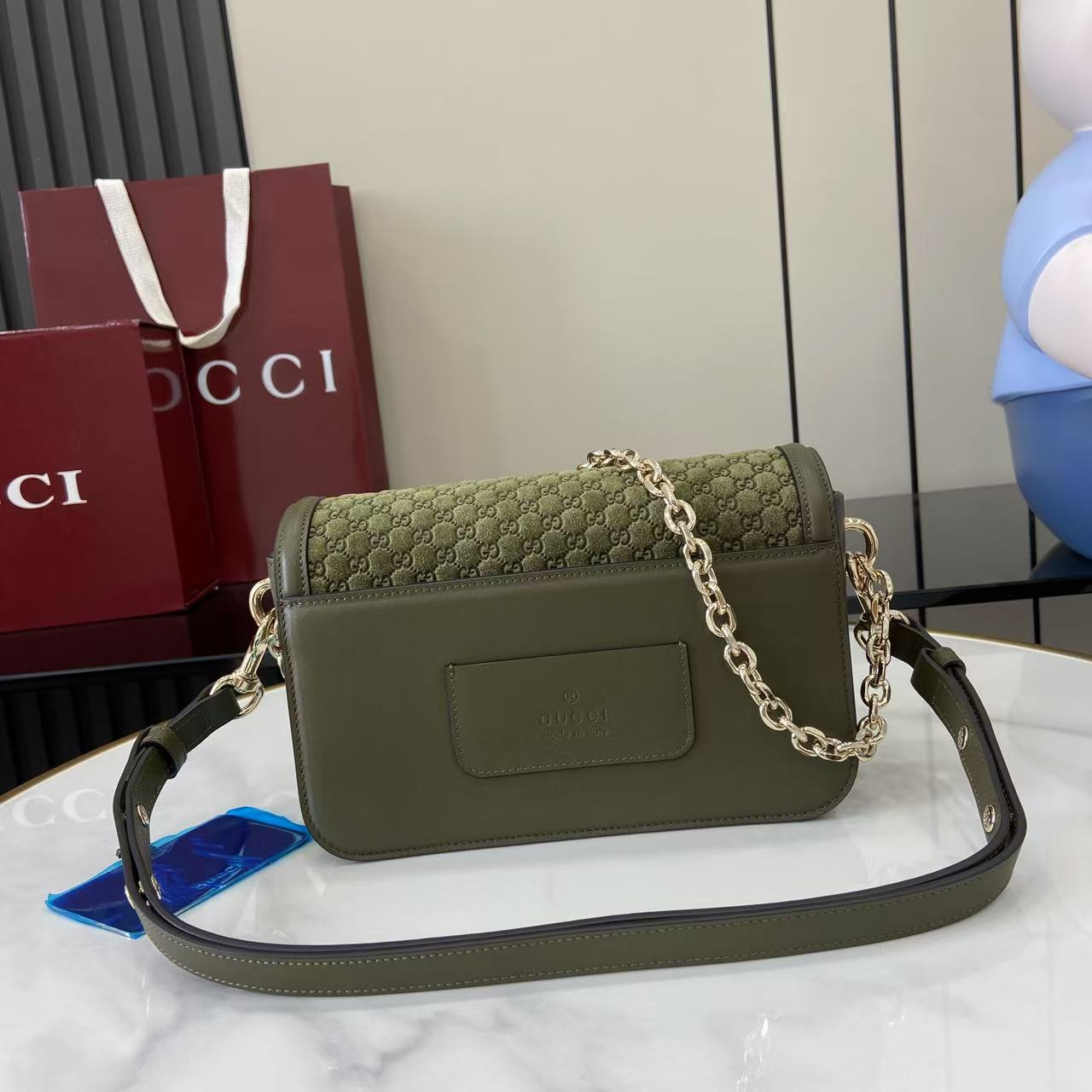 p780。《配全套原厂专柜包装》【新品】Gucci Go系列专为运动而生。这款肩背包以精致而轻盈的GG Monogram绒面匠心打造,配以雅致的链带,为2025春夏系列再添亮眼力作。其包内格局也非常实用,后侧设有一个可拆卸镜子。
绿色GG Monogram绒面材质
绿色皮革滚边
浅金色调配件
米色棉麻混纺衬里
内部:三个主隔层、一个拉链袋
外部:后侧设可拆卸镜子
链带(21厘米高);可拆卸可调节肩带(27厘米高);长度可在64厘米与103厘米之间调节
弹簧夹扣
型号:826761。
尺寸:21.5厘米(宽)x 14厘米(高)x 9厘米(深)
重量:约0.8千克
颜色:绿色绒面料/原厂皮。
意大利创作