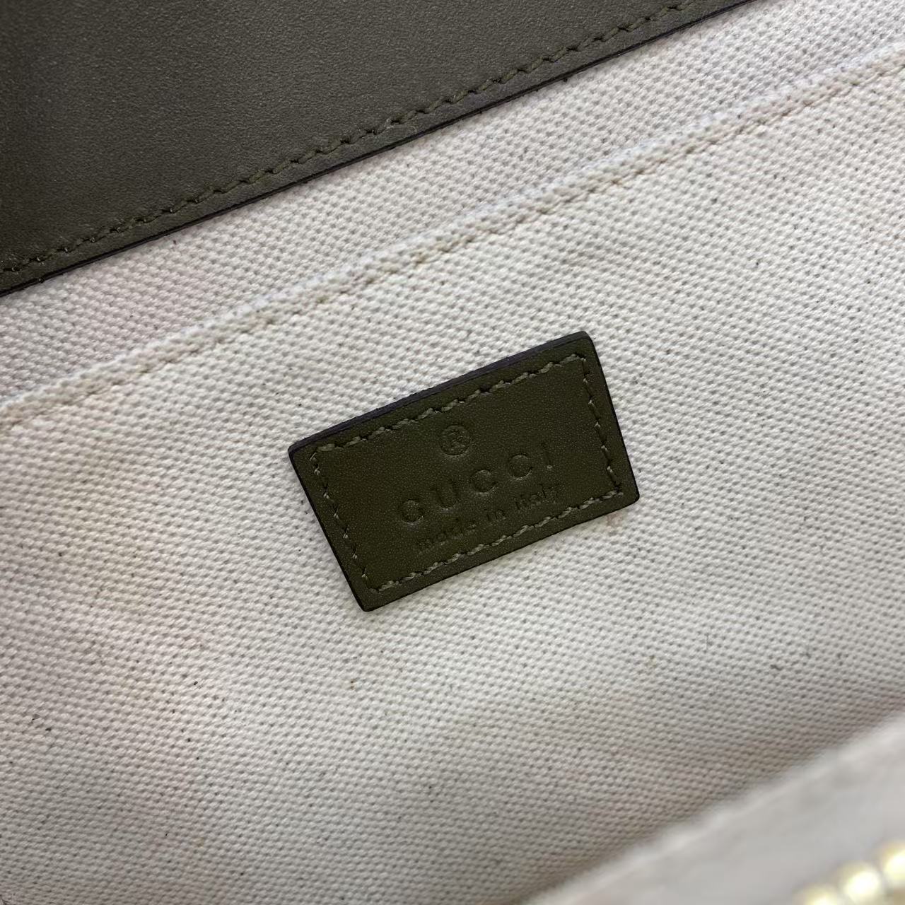 p780。《配全套原厂专柜包装》【新品】Gucci Go系列专为运动而生。这款肩背包以精致而轻盈的GG Monogram绒面匠心打造,配以雅致的链带,为2025春夏系列再添亮眼力作。其包内格局也非常实用,后侧设有一个可拆卸镜子。
绿色GG Monogram绒面材质
绿色皮革滚边
浅金色调配件
米色棉麻混纺衬里
内部:三个主隔层、一个拉链袋
外部:后侧设可拆卸镜子
链带(21厘米高);可拆卸可调节肩带(27厘米高);长度可在64厘米与103厘米之间调节
弹簧夹扣
型号:826761。
尺寸:21.5厘米(宽)x 14厘米(高)x 9厘米(深)
重量:约0.8千克
颜色:绿色绒面料/原厂皮。
意大利创作