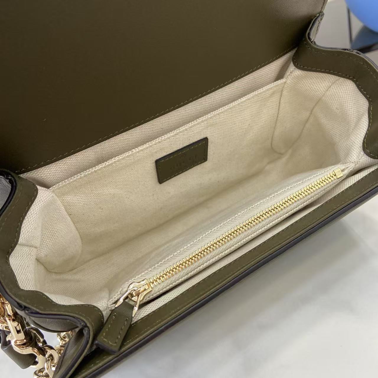 p780。《配全套原厂专柜包装》【新品】Gucci Go系列专为运动而生。这款肩背包以精致而轻盈的GG Monogram绒面匠心打造,配以雅致的链带,为2025春夏系列再添亮眼力作。其包内格局也非常实用,后侧设有一个可拆卸镜子。
绿色GG Monogram绒面材质
绿色皮革滚边
浅金色调配件
米色棉麻混纺衬里
内部:三个主隔层、一个拉链袋
外部:后侧设可拆卸镜子
链带(21厘米高);可拆卸可调节肩带(27厘米高);长度可在64厘米与103厘米之间调节
弹簧夹扣
型号:826761。
尺寸:21.5厘米(宽)x 14厘米(高)x 9厘米(深)
重量:约0.8千克
颜色:绿色绒面料/原厂皮。
意大利创作