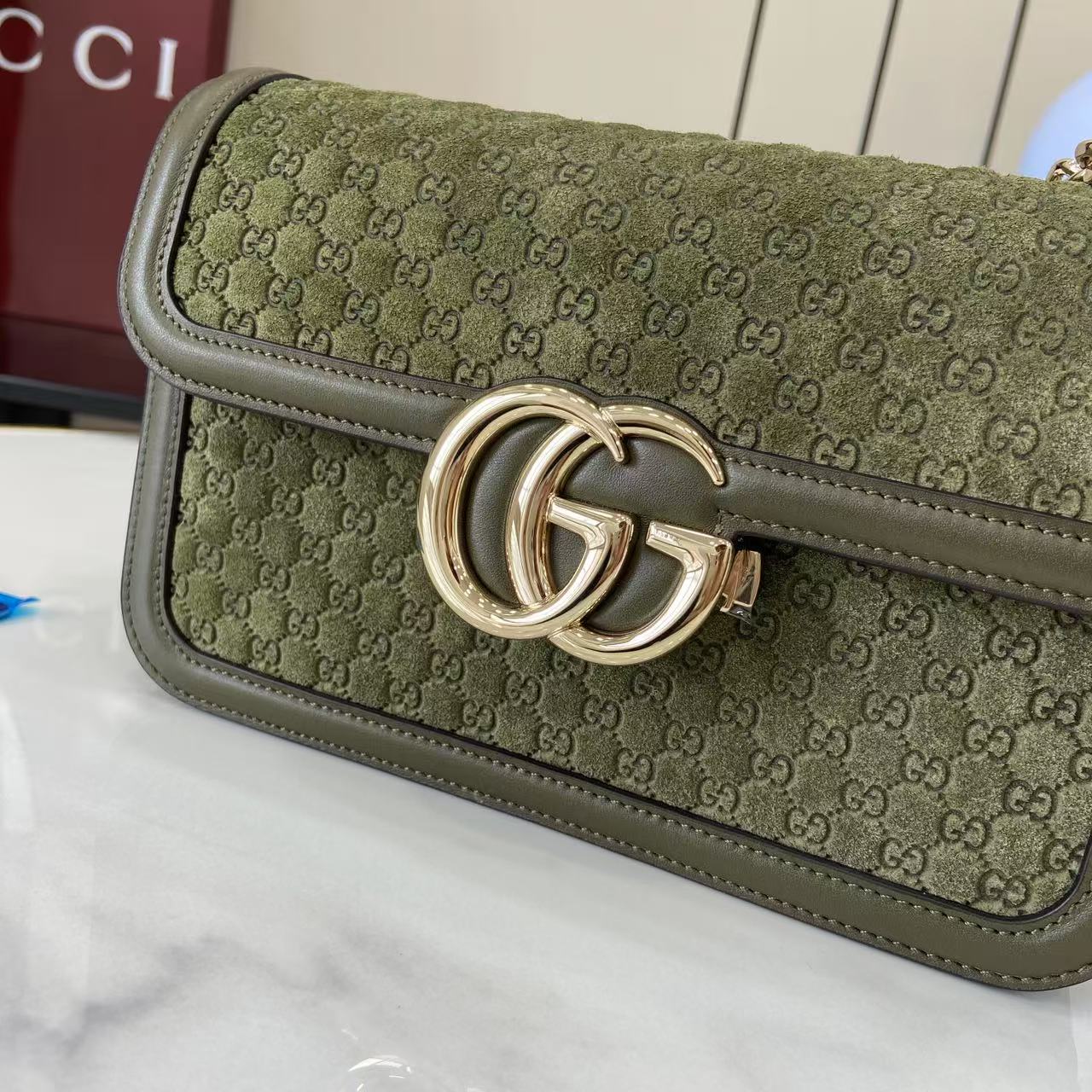 p780。《配全套原厂专柜包装》【新品】Gucci Go系列专为运动而生。这款肩背包以精致而轻盈的GG Monogram绒面匠心打造,配以雅致的链带,为2025春夏系列再添亮眼力作。其包内格局也非常实用,后侧设有一个可拆卸镜子。
绿色GG Monogram绒面材质
绿色皮革滚边
浅金色调配件
米色棉麻混纺衬里
内部:三个主隔层、一个拉链袋
外部:后侧设可拆卸镜子
链带(21厘米高);可拆卸可调节肩带(27厘米高);长度可在64厘米与103厘米之间调节
弹簧夹扣
型号:826761。
尺寸:21.5厘米(宽)x 14厘米(高)x 9厘米(深)
重量:约0.8千克
颜色:绿色绒面料/原厂皮。
意大利创作