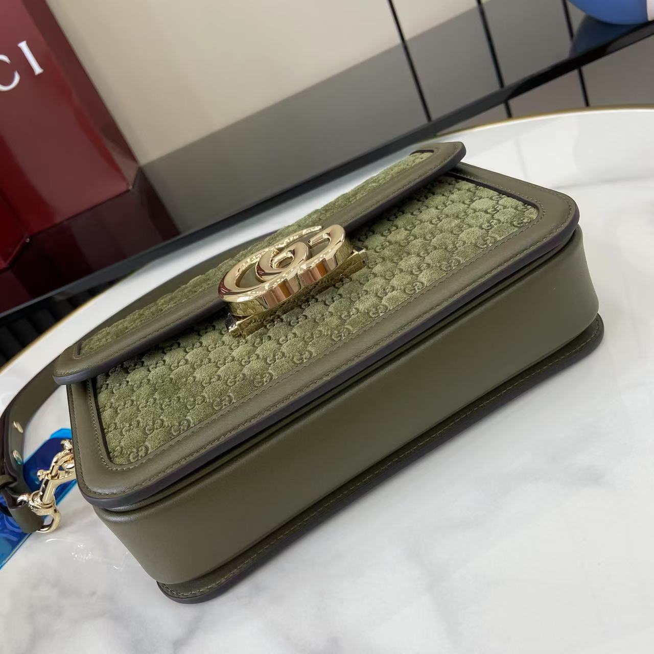 p780。《配全套原厂专柜包装》【新品】Gucci Go系列专为运动而生。这款肩背包以精致而轻盈的GG Monogram绒面匠心打造,配以雅致的链带,为2025春夏系列再添亮眼力作。其包内格局也非常实用,后侧设有一个可拆卸镜子。
绿色GG Monogram绒面材质
绿色皮革滚边
浅金色调配件
米色棉麻混纺衬里
内部:三个主隔层、一个拉链袋
外部:后侧设可拆卸镜子
链带(21厘米高);可拆卸可调节肩带(27厘米高);长度可在64厘米与103厘米之间调节
弹簧夹扣
型号:826761。
尺寸:21.5厘米(宽)x 14厘米(高)x 9厘米(深)
重量:约0.8千克
颜色:绿色绒面料/原厂皮。
意大利创作