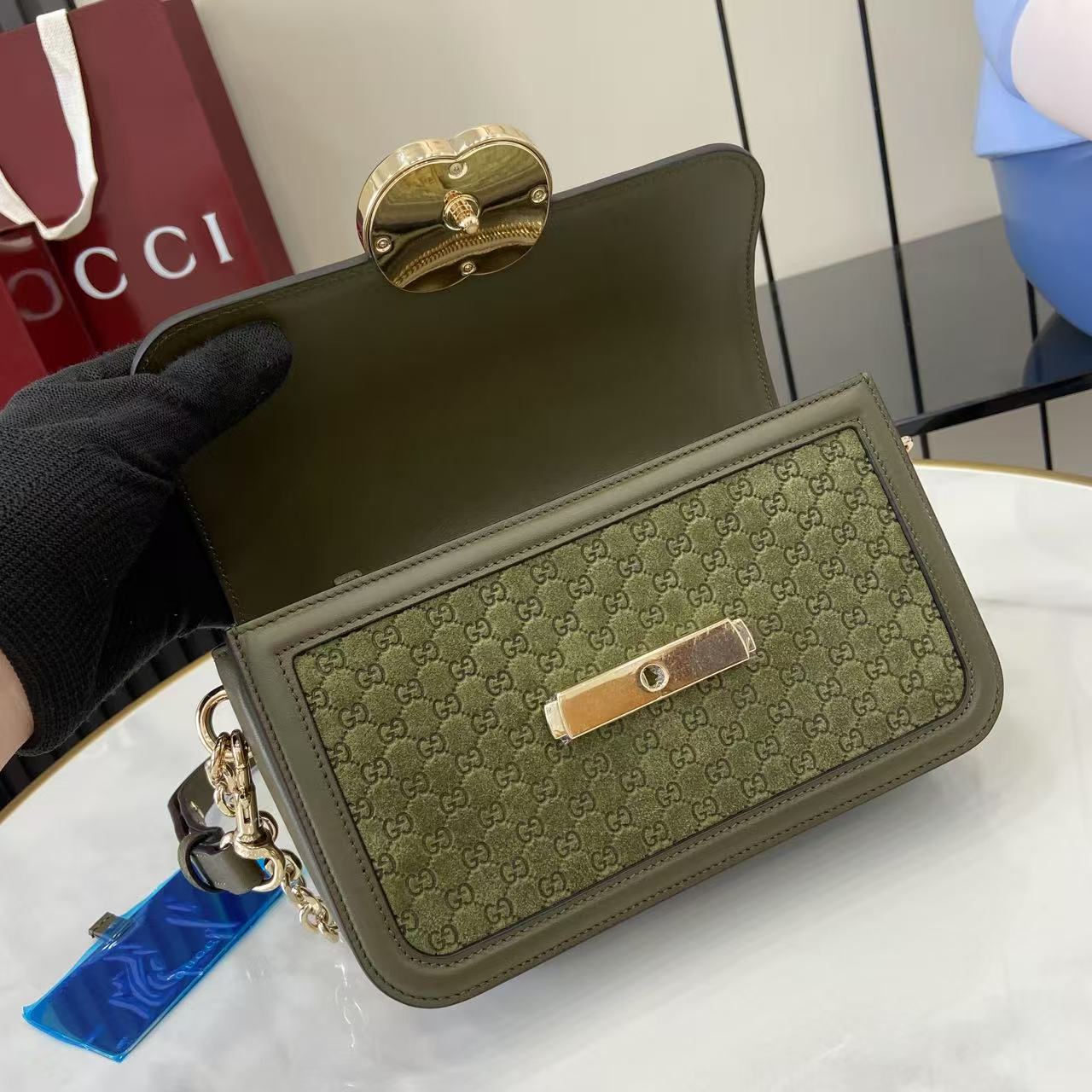 p780。《配全套原厂专柜包装》【新品】Gucci Go系列专为运动而生。这款肩背包以精致而轻盈的GG Monogram绒面匠心打造,配以雅致的链带,为2025春夏系列再添亮眼力作。其包内格局也非常实用,后侧设有一个可拆卸镜子。
绿色GG Monogram绒面材质
绿色皮革滚边
浅金色调配件
米色棉麻混纺衬里
内部:三个主隔层、一个拉链袋
外部:后侧设可拆卸镜子
链带(21厘米高);可拆卸可调节肩带(27厘米高);长度可在64厘米与103厘米之间调节
弹簧夹扣
型号:826761。
尺寸:21.5厘米(宽)x 14厘米(高)x 9厘米(深)
重量:约0.8千克
颜色:绿色绒面料/原厂皮。
意大利创作