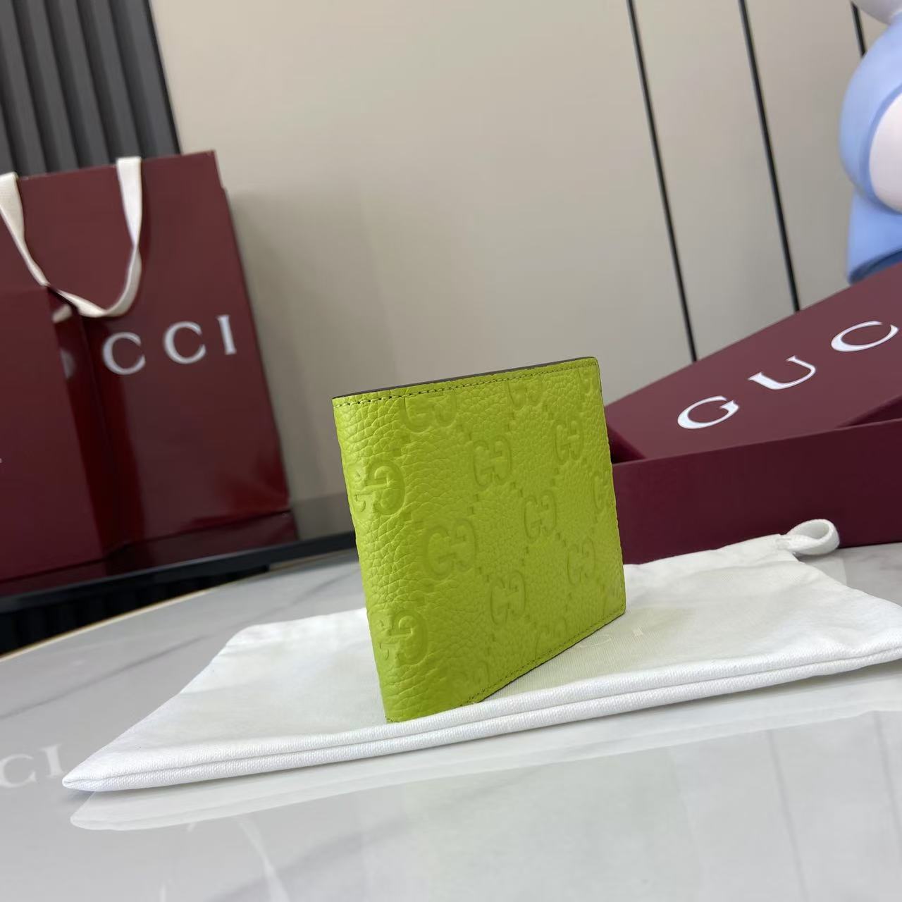 p190。《配全套原厂专柜包装》【新品】系列名称“Gucci Imprint”尽释GG字母交织图案的恒久优雅魅力，该图案以富有触感的细节装点日常风格单品。这款双折钱包以印花压纹GG粒面牛皮革打造，巧妙融入同色调云纹织物衬里。
荧光绿色印花压纹GG粒面牛皮革
绿色云纹织物衬里
内部：4个卡片隔层、2个秒票隔层。零钱小袋
型号：835002。
闭合时尺寸：11厘米（宽）x 9厘米（高）；
打开时尺寸：21厘米（宽）x 9厘米（高）
重量：约110克
颜色：荧光绿色压花。
意大利创作