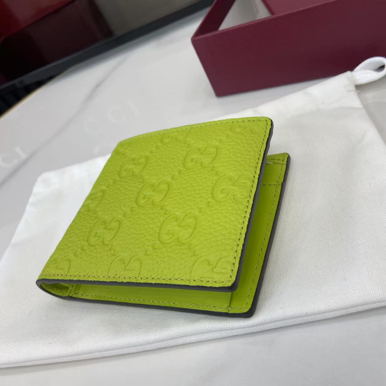 p190。《配全套原厂专柜包装》【新品】系列名称“Gucci Imprint”尽释GG字母交织图案的恒久优雅魅力，该图案以富有触感的细节装点日常风格单品。这款双折钱包以印花压纹GG粒面牛皮革打造，巧妙融入同色调云纹织物衬里。
荧光绿色印花压纹GG粒面牛皮革
绿色云纹织物衬里
内部：4个卡片隔层、2个秒票隔层。零钱小袋
型号：835002。
闭合时尺寸：11厘米（宽）x 9厘米（高）；
打开时尺寸：21厘米（宽）x 9厘米（高）
重量：约110克
颜色：荧光绿色压花。
意大利创作