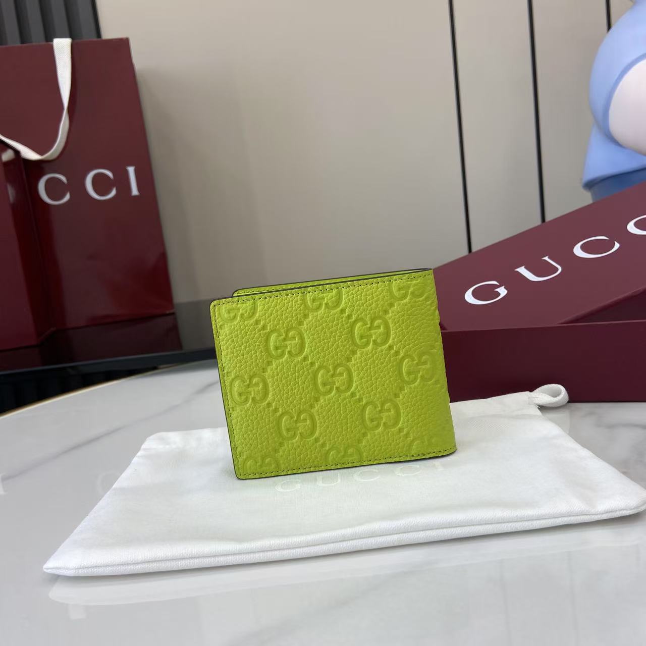 p190。《配全套原厂专柜包装》【新品】系列名称“Gucci Imprint”尽释GG字母交织图案的恒久优雅魅力，该图案以富有触感的细节装点日常风格单品。这款双折钱包以印花压纹GG粒面牛皮革打造，巧妙融入同色调云纹织物衬里。
荧光绿色印花压纹GG粒面牛皮革
绿色云纹织物衬里
内部：4个卡片隔层、2个秒票隔层。零钱小袋
型号：835002。
闭合时尺寸：11厘米（宽）x 9厘米（高）；
打开时尺寸：21厘米（宽）x 9厘米（高）
重量：约110克
颜色：荧光绿色压花。
意大利创作