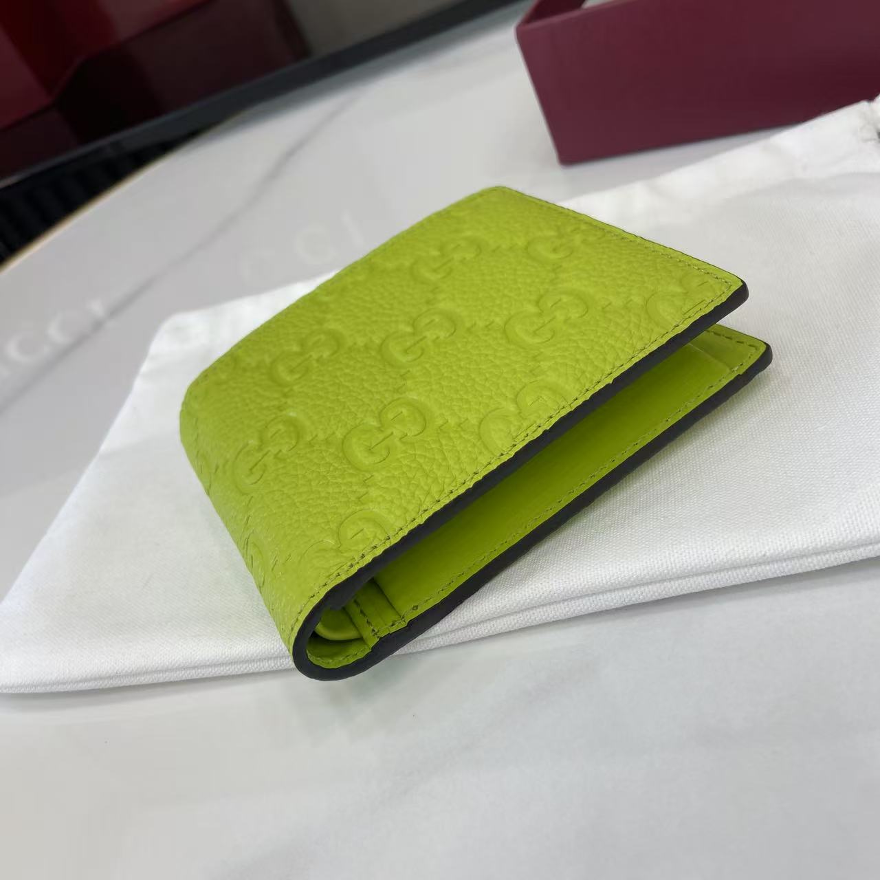 p190。《配全套原厂专柜包装》【新品】系列名称“Gucci Imprint”尽释GG字母交织图案的恒久优雅魅力，该图案以富有触感的细节装点日常风格单品。这款双折钱包以印花压纹GG粒面牛皮革打造，巧妙融入同色调云纹织物衬里。
荧光绿色印花压纹GG粒面牛皮革
绿色云纹织物衬里
内部：4个卡片隔层、2个秒票隔层。零钱小袋
型号：835002。
闭合时尺寸：11厘米（宽）x 9厘米（高）；
打开时尺寸：21厘米（宽）x 9厘米（高）
重量：约110克
颜色：荧光绿色压花。
意大利创作