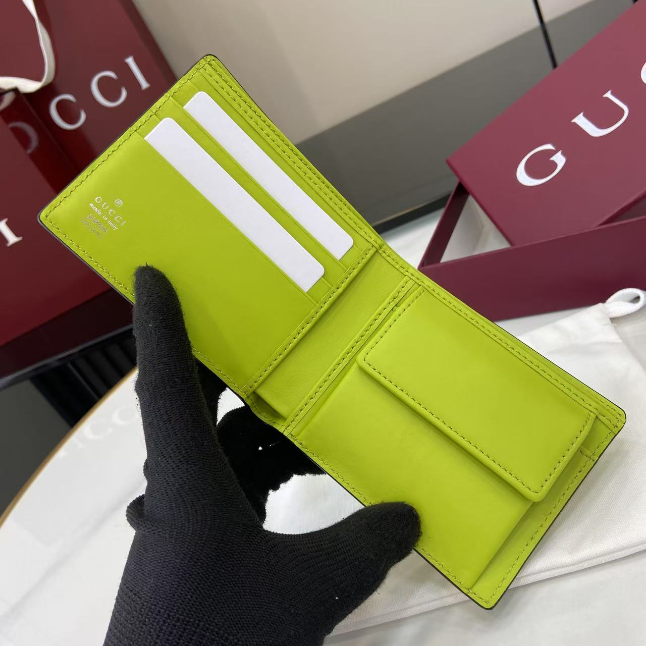 p190。《配全套原厂专柜包装》【新品】系列名称“Gucci Imprint”尽释GG字母交织图案的恒久优雅魅力，该图案以富有触感的细节装点日常风格单品。这款双折钱包以印花压纹GG粒面牛皮革打造，巧妙融入同色调云纹织物衬里。
荧光绿色印花压纹GG粒面牛皮革
绿色云纹织物衬里
内部：4个卡片隔层、2个秒票隔层。零钱小袋
型号：835002。
闭合时尺寸：11厘米（宽）x 9厘米（高）；
打开时尺寸：21厘米（宽）x 9厘米（高）
重量：约110克
颜色：荧光绿色压花。
意大利创作