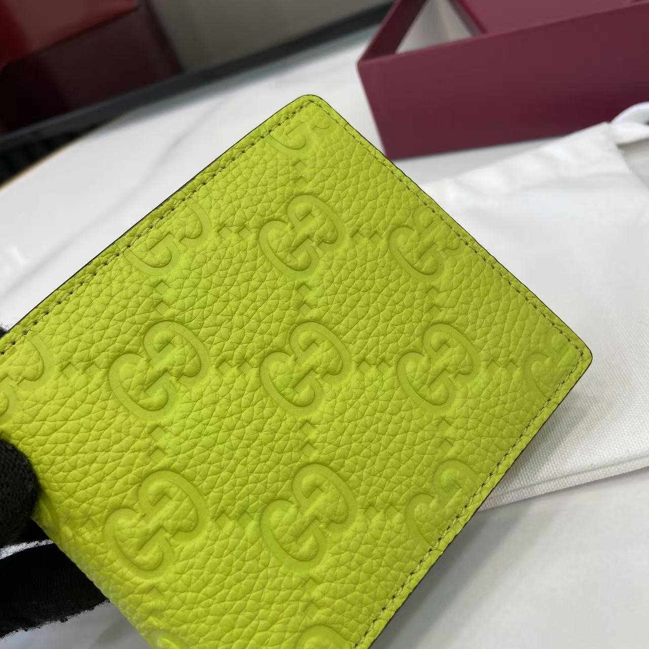 p190。《配全套原厂专柜包装》【新品】系列名称“Gucci Imprint”尽释GG字母交织图案的恒久优雅魅力，该图案以富有触感的细节装点日常风格单品。这款双折钱包以印花压纹GG粒面牛皮革打造，巧妙融入同色调云纹织物衬里。
荧光绿色印花压纹GG粒面牛皮革
绿色云纹织物衬里
内部：4个卡片隔层、2个秒票隔层。零钱小袋
型号：835002。
闭合时尺寸：11厘米（宽）x 9厘米（高）；
打开时尺寸：21厘米（宽）x 9厘米（高）
重量：约110克
颜色：荧光绿色压花。
意大利创作