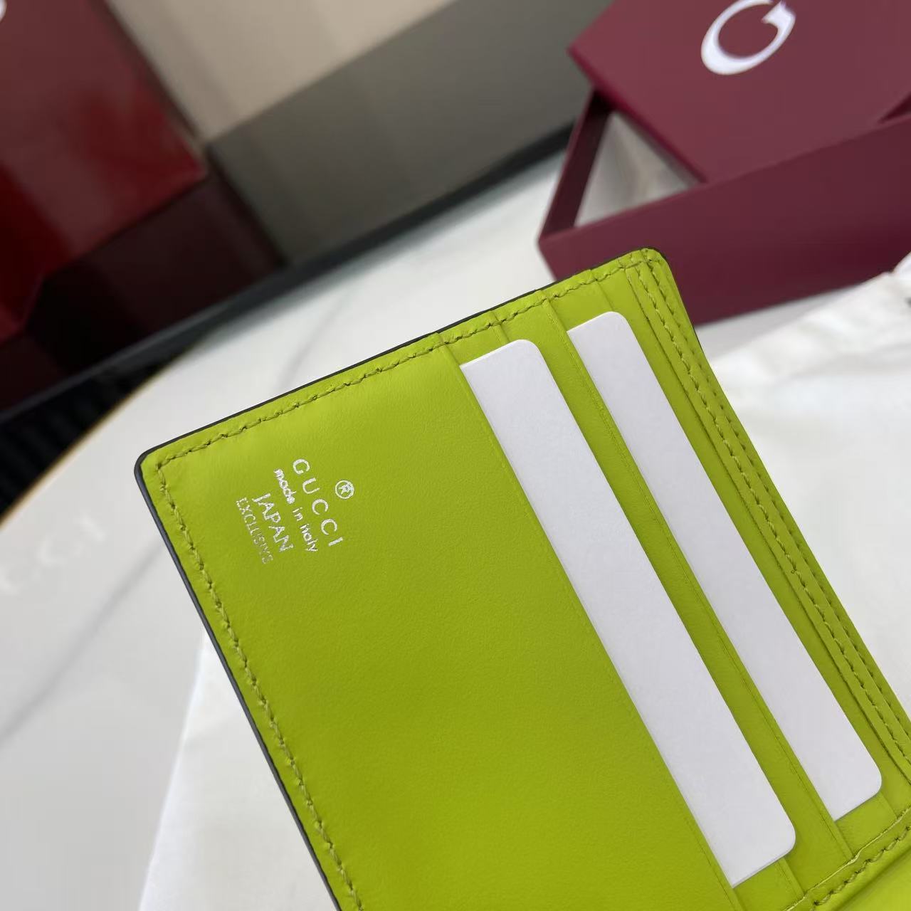 p190。《配全套原厂专柜包装》【新品】系列名称“Gucci Imprint”尽释GG字母交织图案的恒久优雅魅力，该图案以富有触感的细节装点日常风格单品。这款双折钱包以印花压纹GG粒面牛皮革打造，巧妙融入同色调云纹织物衬里。
荧光绿色印花压纹GG粒面牛皮革
绿色云纹织物衬里
内部：4个卡片隔层、2个秒票隔层。零钱小袋
型号：835002。
闭合时尺寸：11厘米（宽）x 9厘米（高）；
打开时尺寸：21厘米（宽）x 9厘米（高）
重量：约110克
颜色：荧光绿色压花。
意大利创作