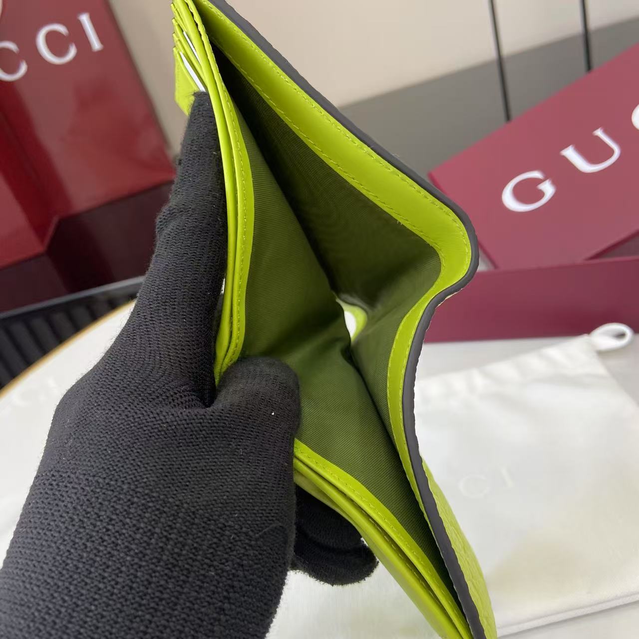 p190。《配全套原厂专柜包装》【新品】系列名称“Gucci Imprint”尽释GG字母交织图案的恒久优雅魅力，该图案以富有触感的细节装点日常风格单品。这款双折钱包以印花压纹GG粒面牛皮革打造，巧妙融入同色调云纹织物衬里。
荧光绿色印花压纹GG粒面牛皮革
绿色云纹织物衬里
内部：4个卡片隔层、2个秒票隔层。零钱小袋
型号：835002。
闭合时尺寸：11厘米（宽）x 9厘米（高）；
打开时尺寸：21厘米（宽）x 9厘米（高）
重量：约110克
颜色：荧光绿色压花。
意大利创作