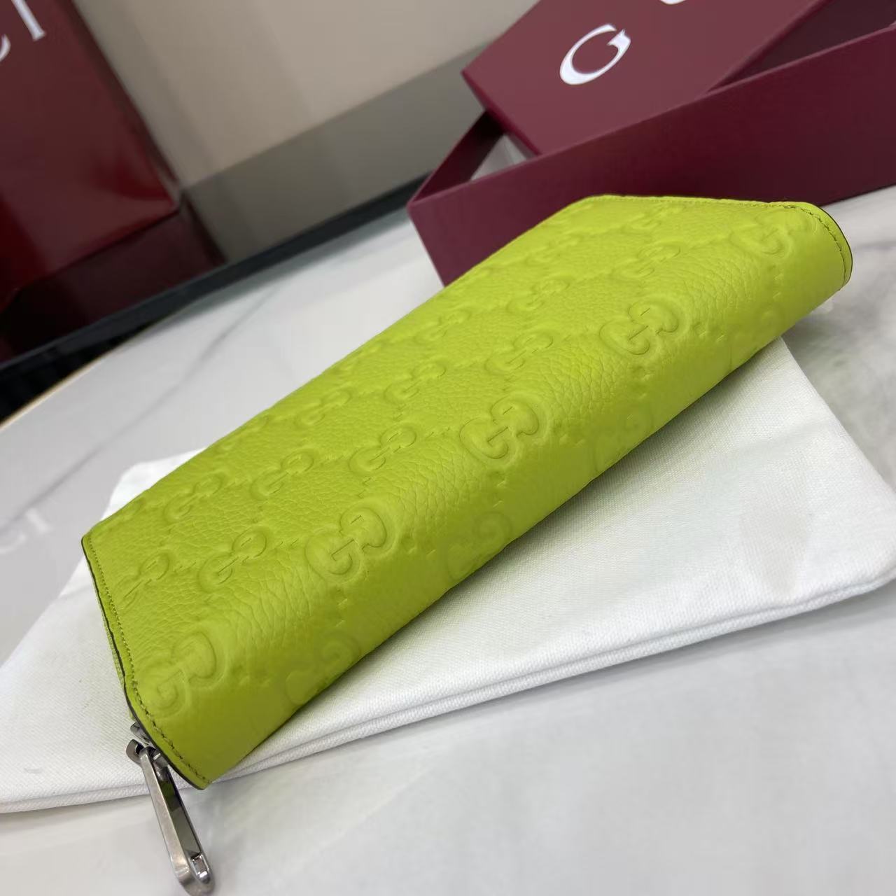 p240。《配全套原厂专柜包装》【新品】系列名称“Gucci Imprint”尽释GG字母交织图案的恒久优雅魅力，该图案以富有触感的细节装点日常必备单品。这款全拉链钱包以印花压纹GG粒面皮革打造，巧妙融入同色调云纹织物衬里。
荧光绿色印花压纹GG粒面皮革
绿色皮革滚边
绿色云纹织物衬里
内部：十二个卡片隔层、三个钞票隔层和一个拉链零钱袋
拉链开合
型号：835003。
尺寸：19厘米（宽）x 10.5厘米（高）x 2.5厘米（深）
重量：约220克
颜色：荧光绿色压花。
意大利创作