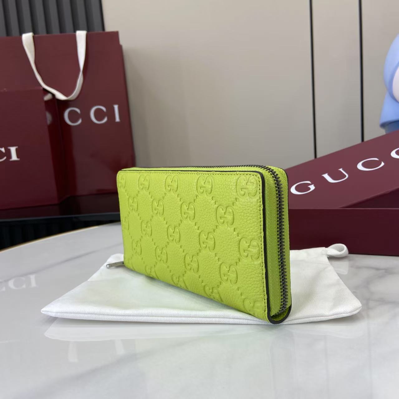 p240。《配全套原厂专柜包装》【新品】系列名称“Gucci Imprint”尽释GG字母交织图案的恒久优雅魅力，该图案以富有触感的细节装点日常必备单品。这款全拉链钱包以印花压纹GG粒面皮革打造，巧妙融入同色调云纹织物衬里。
荧光绿色印花压纹GG粒面皮革
绿色皮革滚边
绿色云纹织物衬里
内部：十二个卡片隔层、三个钞票隔层和一个拉链零钱袋
拉链开合
型号：835003。
尺寸：19厘米（宽）x 10.5厘米（高）x 2.5厘米（深）
重量：约220克
颜色：荧光绿色压花。
意大利创作