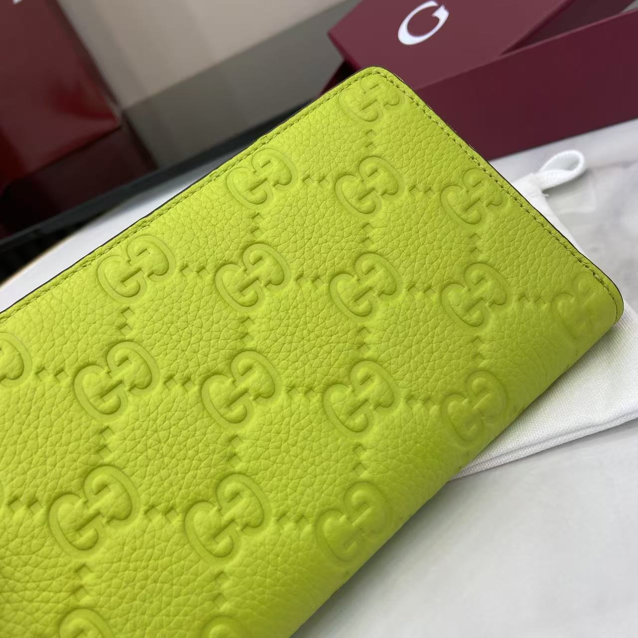 p240。《配全套原厂专柜包装》【新品】系列名称“Gucci Imprint”尽释GG字母交织图案的恒久优雅魅力，该图案以富有触感的细节装点日常必备单品。这款全拉链钱包以印花压纹GG粒面皮革打造，巧妙融入同色调云纹织物衬里。
荧光绿色印花压纹GG粒面皮革
绿色皮革滚边
绿色云纹织物衬里
内部：十二个卡片隔层、三个钞票隔层和一个拉链零钱袋
拉链开合
型号：835003。
尺寸：19厘米（宽）x 10.5厘米（高）x 2.5厘米（深）
重量：约220克
颜色：荧光绿色压花。
意大利创作