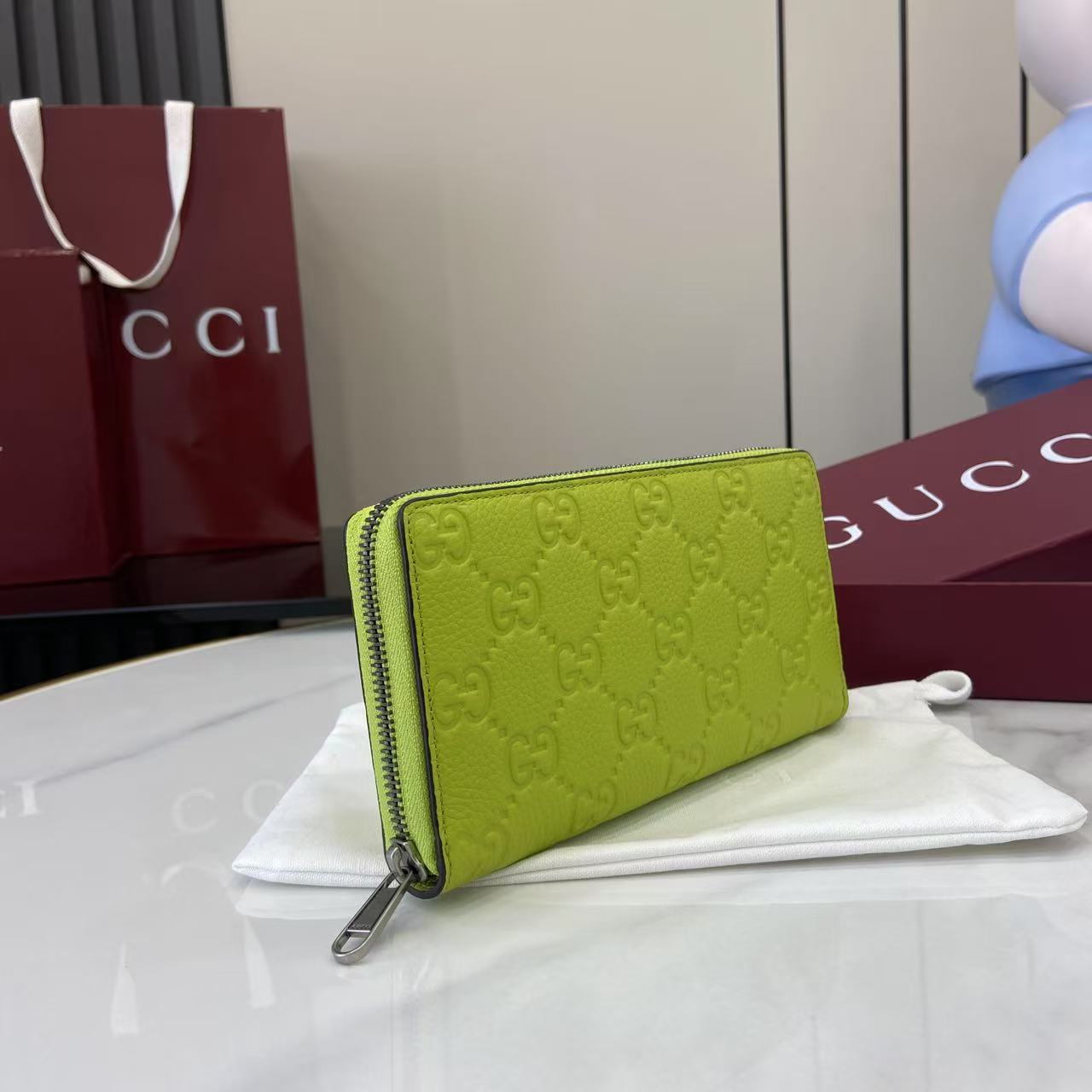 p240。《配全套原厂专柜包装》【新品】系列名称“Gucci Imprint”尽释GG字母交织图案的恒久优雅魅力，该图案以富有触感的细节装点日常必备单品。这款全拉链钱包以印花压纹GG粒面皮革打造，巧妙融入同色调云纹织物衬里。
荧光绿色印花压纹GG粒面皮革
绿色皮革滚边
绿色云纹织物衬里
内部：十二个卡片隔层、三个钞票隔层和一个拉链零钱袋
拉链开合
型号：835003。
尺寸：19厘米（宽）x 10.5厘米（高）x 2.5厘米（深）
重量：约220克
颜色：荧光绿色压花。
意大利创作