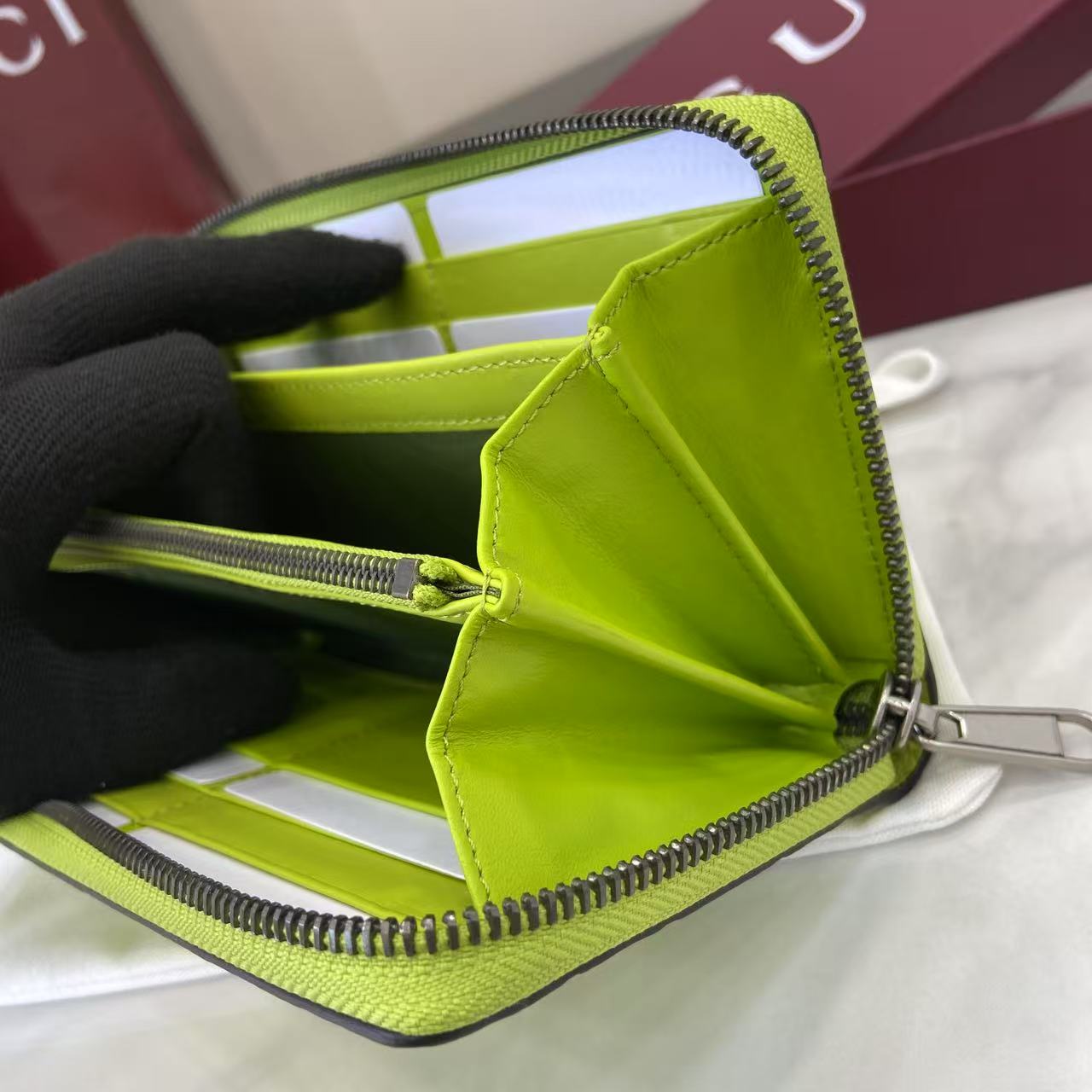 p240。《配全套原厂专柜包装》【新品】系列名称“Gucci Imprint”尽释GG字母交织图案的恒久优雅魅力，该图案以富有触感的细节装点日常必备单品。这款全拉链钱包以印花压纹GG粒面皮革打造，巧妙融入同色调云纹织物衬里。
荧光绿色印花压纹GG粒面皮革
绿色皮革滚边
绿色云纹织物衬里
内部：十二个卡片隔层、三个钞票隔层和一个拉链零钱袋
拉链开合
型号：835003。
尺寸：19厘米（宽）x 10.5厘米（高）x 2.5厘米（深）
重量：约220克
颜色：荧光绿色压花。
意大利创作