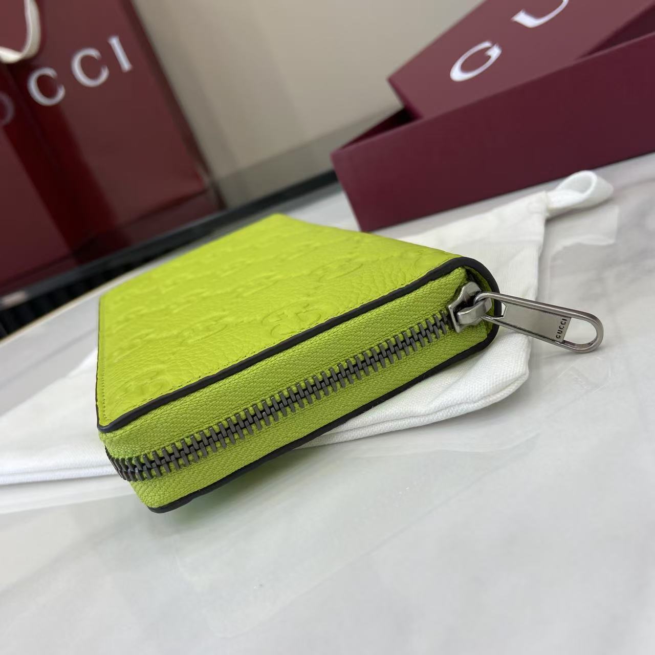 p240。《配全套原厂专柜包装》【新品】系列名称“Gucci Imprint”尽释GG字母交织图案的恒久优雅魅力，该图案以富有触感的细节装点日常必备单品。这款全拉链钱包以印花压纹GG粒面皮革打造，巧妙融入同色调云纹织物衬里。
荧光绿色印花压纹GG粒面皮革
绿色皮革滚边
绿色云纹织物衬里
内部：十二个卡片隔层、三个钞票隔层和一个拉链零钱袋
拉链开合
型号：835003。
尺寸：19厘米（宽）x 10.5厘米（高）x 2.5厘米（深）
重量：约220克
颜色：荧光绿色压花。
意大利创作