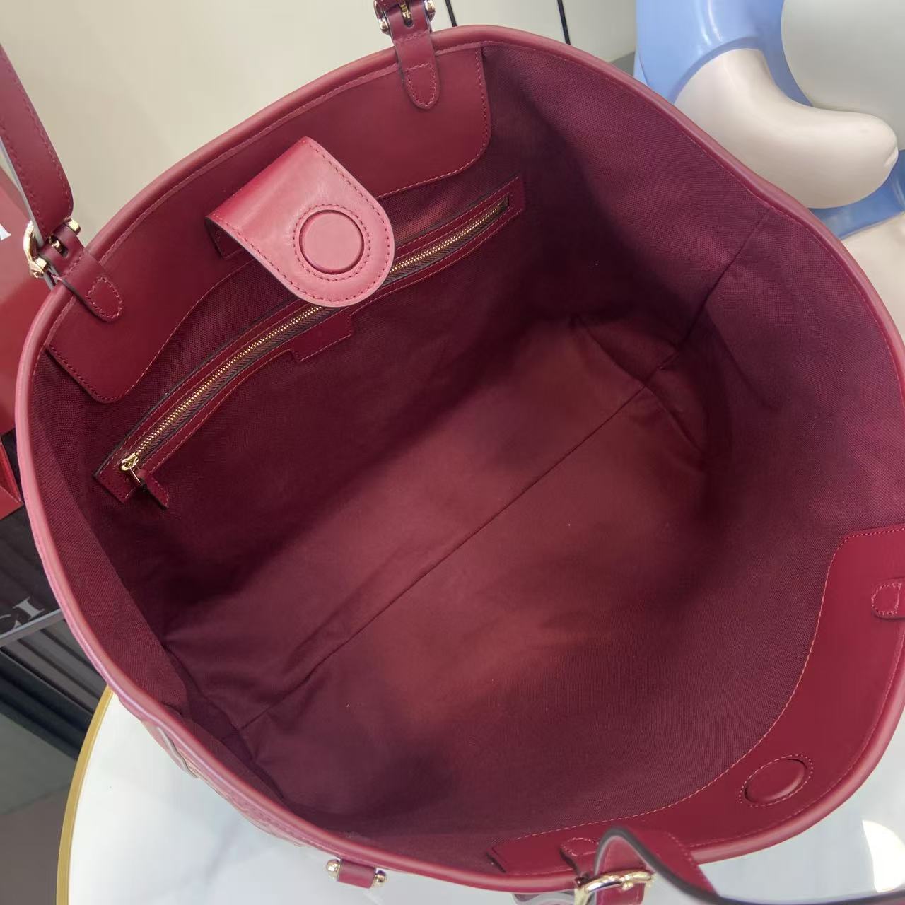 Gucci Red Embossed Leather Tote Bag, 37cm - Luxurious and Stylish 9 i1754639956032 5853 0 7