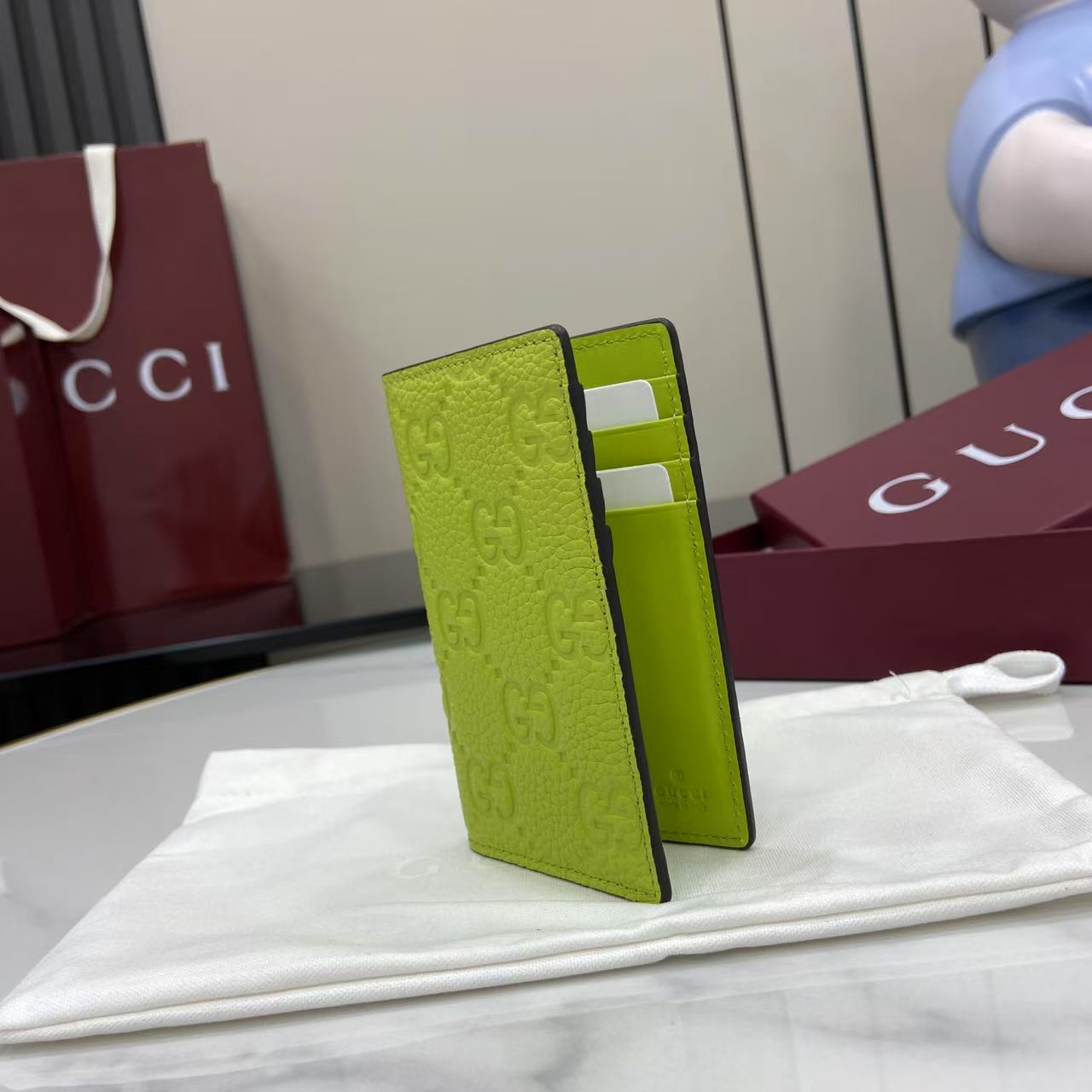 p180。《配全套原厂专柜包装》【新品】系列名称“Gucci Imprint”尽释GG字母交织图案的恒久优雅魅力，该图案以富有触感的细节装点日常风格单品。这款卡片夹以印花压纹GG粒面牛皮革打造，巧妙融入同色调云纹织物衬里。
荧光绿色印花压纹GG粒面牛皮革
荧光绿色云纹织物衬里
内部：八个卡片隔层和两个隐形隔层
外部：一个卡片隔层
型号：835011。
尺寸：12厘米（宽）x 7.5厘米（高）
重量：约70克
颜色：荧光绿色压花。
意大利创作