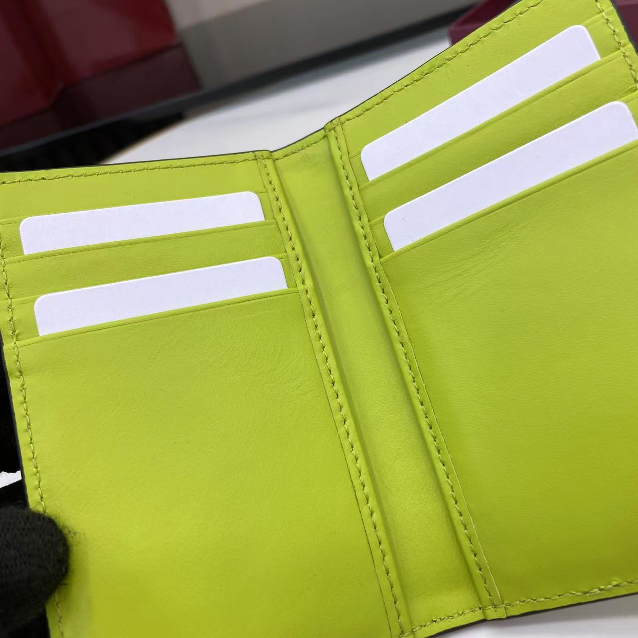 p180。《配全套原厂专柜包装》【新品】系列名称“Gucci Imprint”尽释GG字母交织图案的恒久优雅魅力，该图案以富有触感的细节装点日常风格单品。这款卡片夹以印花压纹GG粒面牛皮革打造，巧妙融入同色调云纹织物衬里。
荧光绿色印花压纹GG粒面牛皮革
荧光绿色云纹织物衬里
内部：八个卡片隔层和两个隐形隔层
外部：一个卡片隔层
型号：835011。
尺寸：12厘米（宽）x 7.5厘米（高）
重量：约70克
颜色：荧光绿色压花。
意大利创作