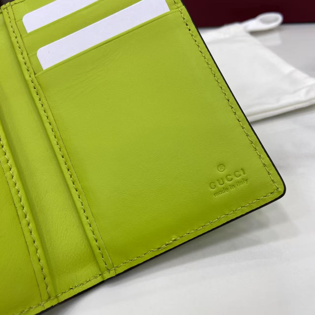 p180。《配全套原厂专柜包装》【新品】系列名称“Gucci Imprint”尽释GG字母交织图案的恒久优雅魅力，该图案以富有触感的细节装点日常风格单品。这款卡片夹以印花压纹GG粒面牛皮革打造，巧妙融入同色调云纹织物衬里。
荧光绿色印花压纹GG粒面牛皮革
荧光绿色云纹织物衬里
内部：八个卡片隔层和两个隐形隔层
外部：一个卡片隔层
型号：835011。
尺寸：12厘米（宽）x 7.5厘米（高）
重量：约70克
颜色：荧光绿色压花。
意大利创作