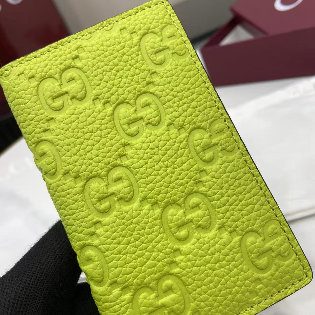 p180。《配全套原厂专柜包装》【新品】系列名称“Gucci Imprint”尽释GG字母交织图案的恒久优雅魅力，该图案以富有触感的细节装点日常风格单品。这款卡片夹以印花压纹GG粒面牛皮革打造，巧妙融入同色调云纹织物衬里。
荧光绿色印花压纹GG粒面牛皮革
荧光绿色云纹织物衬里
内部：八个卡片隔层和两个隐形隔层
外部：一个卡片隔层
型号：835011。
尺寸：12厘米（宽）x 7.5厘米（高）
重量：约70克
颜色：荧光绿色压花。
意大利创作