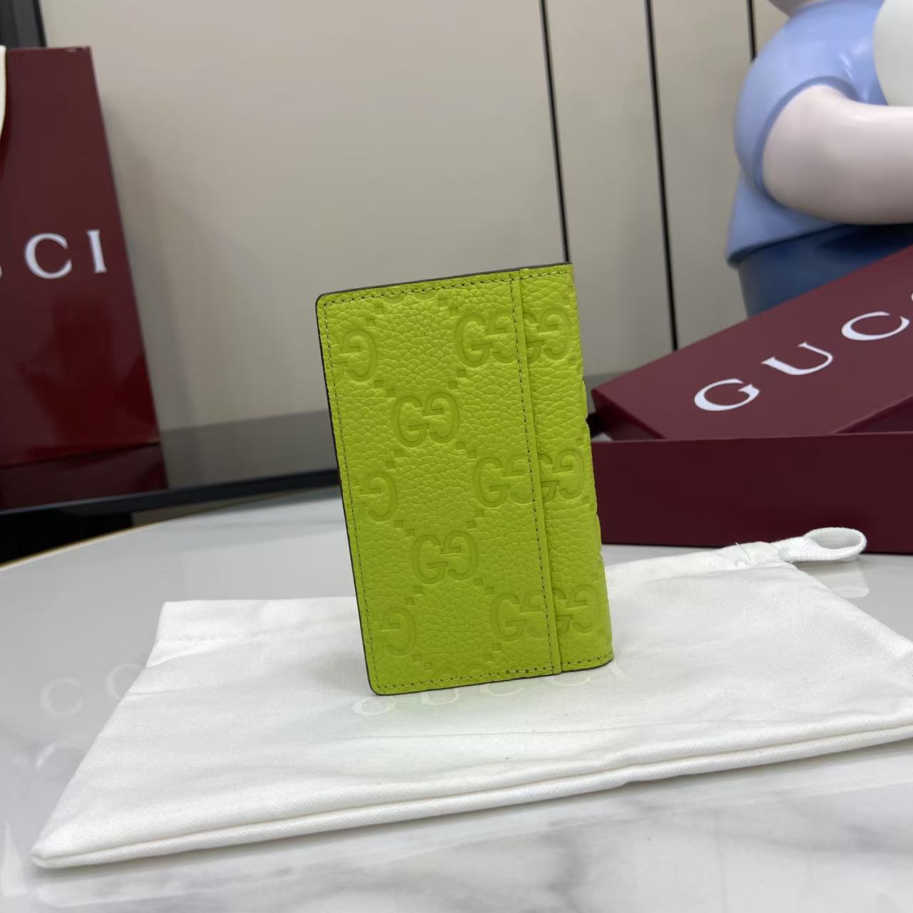 p180。《配全套原厂专柜包装》【新品】系列名称“Gucci Imprint”尽释GG字母交织图案的恒久优雅魅力，该图案以富有触感的细节装点日常风格单品。这款卡片夹以印花压纹GG粒面牛皮革打造，巧妙融入同色调云纹织物衬里。
荧光绿色印花压纹GG粒面牛皮革
荧光绿色云纹织物衬里
内部：八个卡片隔层和两个隐形隔层
外部：一个卡片隔层
型号：835011。
尺寸：12厘米（宽）x 7.5厘米（高）
重量：约70克
颜色：荧光绿色压花。
意大利创作