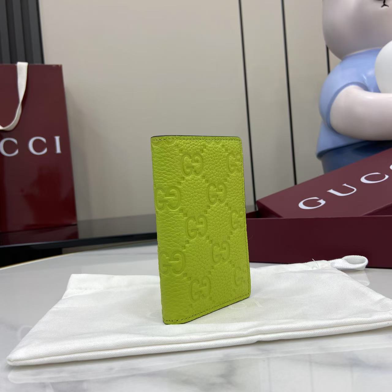 p180。《配全套原厂专柜包装》【新品】系列名称“Gucci Imprint”尽释GG字母交织图案的恒久优雅魅力，该图案以富有触感的细节装点日常风格单品。这款卡片夹以印花压纹GG粒面牛皮革打造，巧妙融入同色调云纹织物衬里。
荧光绿色印花压纹GG粒面牛皮革
荧光绿色云纹织物衬里
内部：八个卡片隔层和两个隐形隔层
外部：一个卡片隔层
型号：835011。
尺寸：12厘米（宽）x 7.5厘米（高）
重量：约70克
颜色：荧光绿色压花。
意大利创作