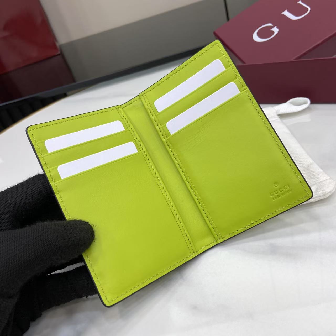 p180。《配全套原厂专柜包装》【新品】系列名称“Gucci Imprint”尽释GG字母交织图案的恒久优雅魅力，该图案以富有触感的细节装点日常风格单品。这款卡片夹以印花压纹GG粒面牛皮革打造，巧妙融入同色调云纹织物衬里。
荧光绿色印花压纹GG粒面牛皮革
荧光绿色云纹织物衬里
内部：八个卡片隔层和两个隐形隔层
外部：一个卡片隔层
型号：835011。
尺寸：12厘米（宽）x 7.5厘米（高）
重量：约70克
颜色：荧光绿色压花。
意大利创作