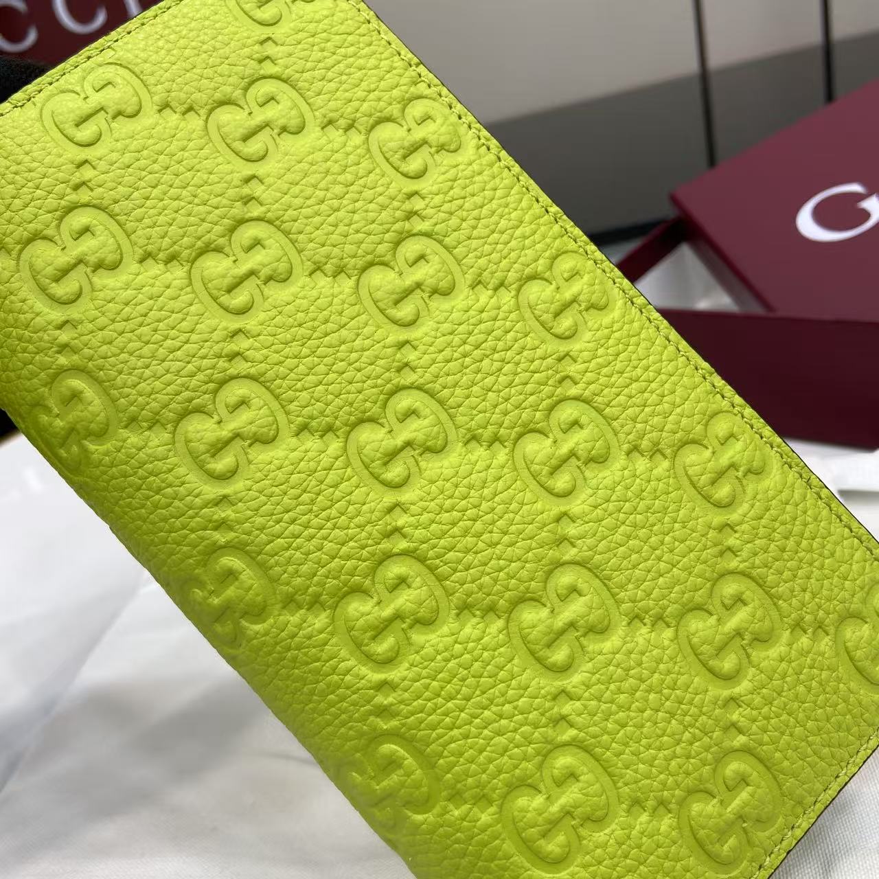 p230。《配全套原厂专柜包装》【新品】系列名称“Gucci Imprint”尽释GG字母交织图案的恒久优雅魅力，该图案以富有触感的细节装点日常风格单品。这款卡片夹以印花压纹GG粒面牛皮革打造，巧妙融入同色调云纹织物衬里。
荧光绿色印花压纹GG粒面牛皮革
荧光绿色云纹织物衬里
型号：835014。
尺寸：19厘米（宽）x 10厘米（高）x2厘米（厚）
重量：约80克
颜色：荧光绿色压花。
意大利创作