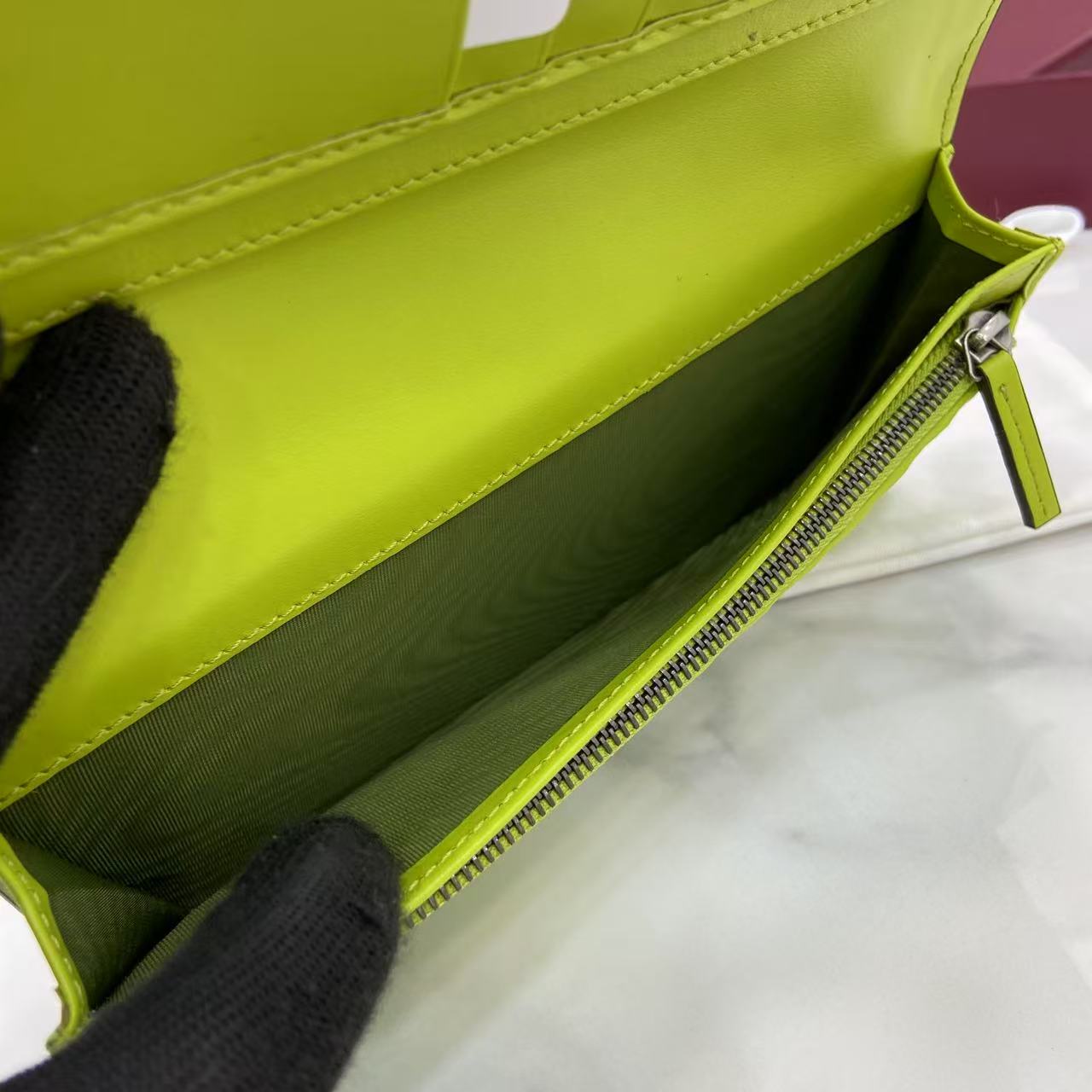 p230。《配全套原厂专柜包装》【新品】系列名称“Gucci Imprint”尽释GG字母交织图案的恒久优雅魅力，该图案以富有触感的细节装点日常风格单品。这款卡片夹以印花压纹GG粒面牛皮革打造，巧妙融入同色调云纹织物衬里。
荧光绿色印花压纹GG粒面牛皮革
荧光绿色云纹织物衬里
型号：835014。
尺寸：19厘米（宽）x 10厘米（高）x2厘米（厚）
重量：约80克
颜色：荧光绿色压花。
意大利创作